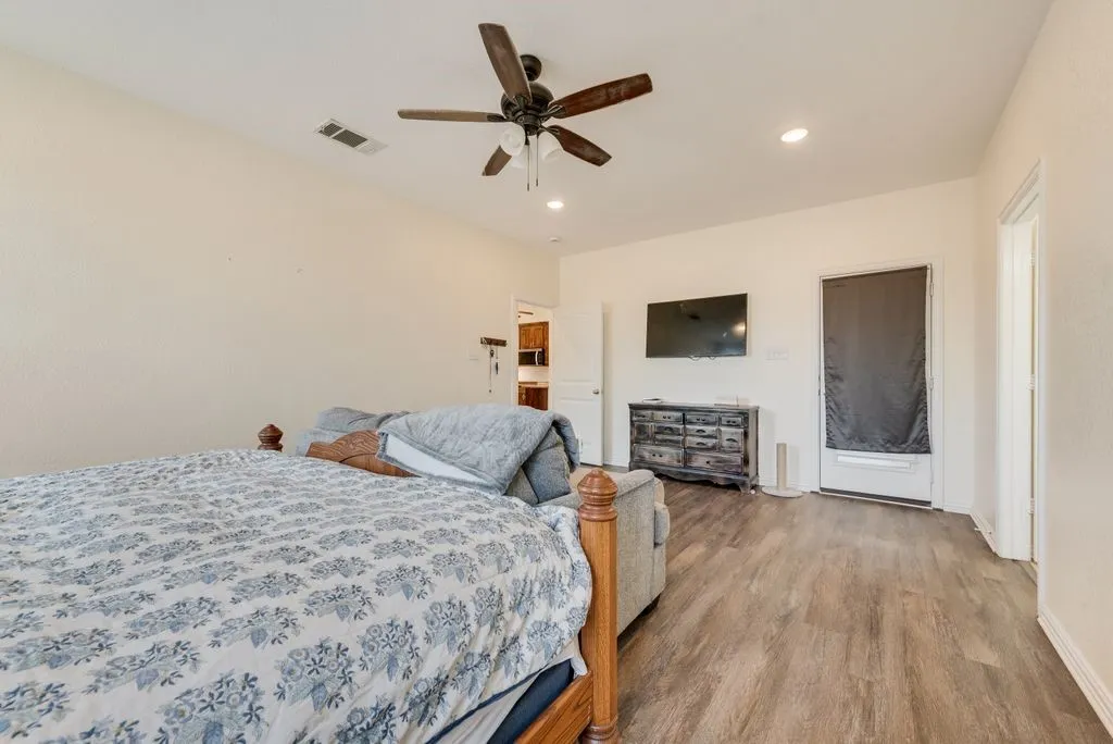 Single Family Residence For Sale in Ellis County , 2121 N Mockingbird Lane, Midlothian, Texas 76065, 3 Bedroom, 3 Bathroom, 2 Garage spaces, 2,355 Sqft, built in 2012, mls#21383223, Real Estate Agent in Midlothian, Homes For Sale in Ellis county, Homes For Sale in Midlothian, Realtor in Midlothian Texas, Real Estate Brokerage Independent Realty Texas, Luminita Cordes Realtor