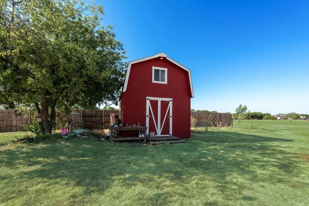 Single Family Residence For Sale in Ellis County , 2121 N Mockingbird Lane, Midlothian, Texas 76065, 3 Bedroom, 3 Bathroom, 2 Garage spaces, 2,355 Sqft, built in 2012, mls#21383223, Real Estate Agent in Midlothian, Homes For Sale in Ellis county, Homes For Sale in Midlothian, Realtor in Midlothian Texas, Real Estate Brokerage Independent Realty Texas, Luminita Cordes Realtor