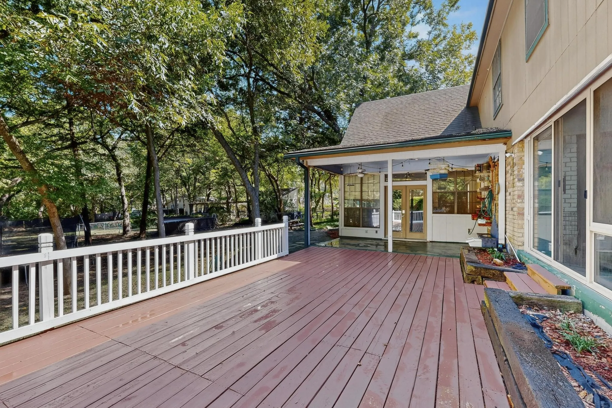 34x24 Deck featuring a sunroom and a ceiling fan