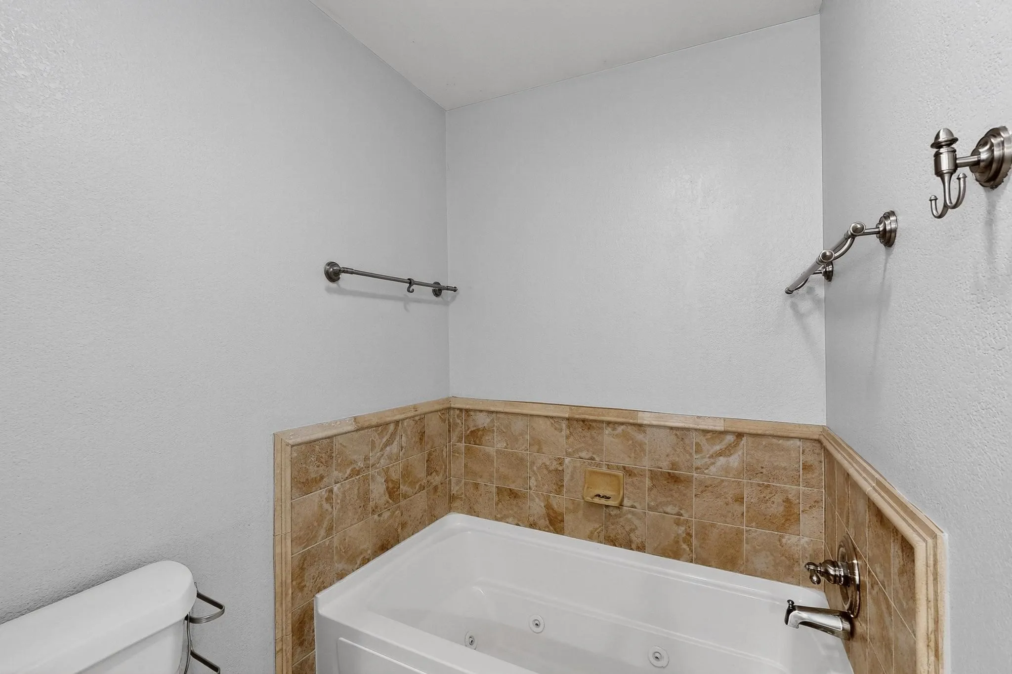 oversized jetted soaking tub