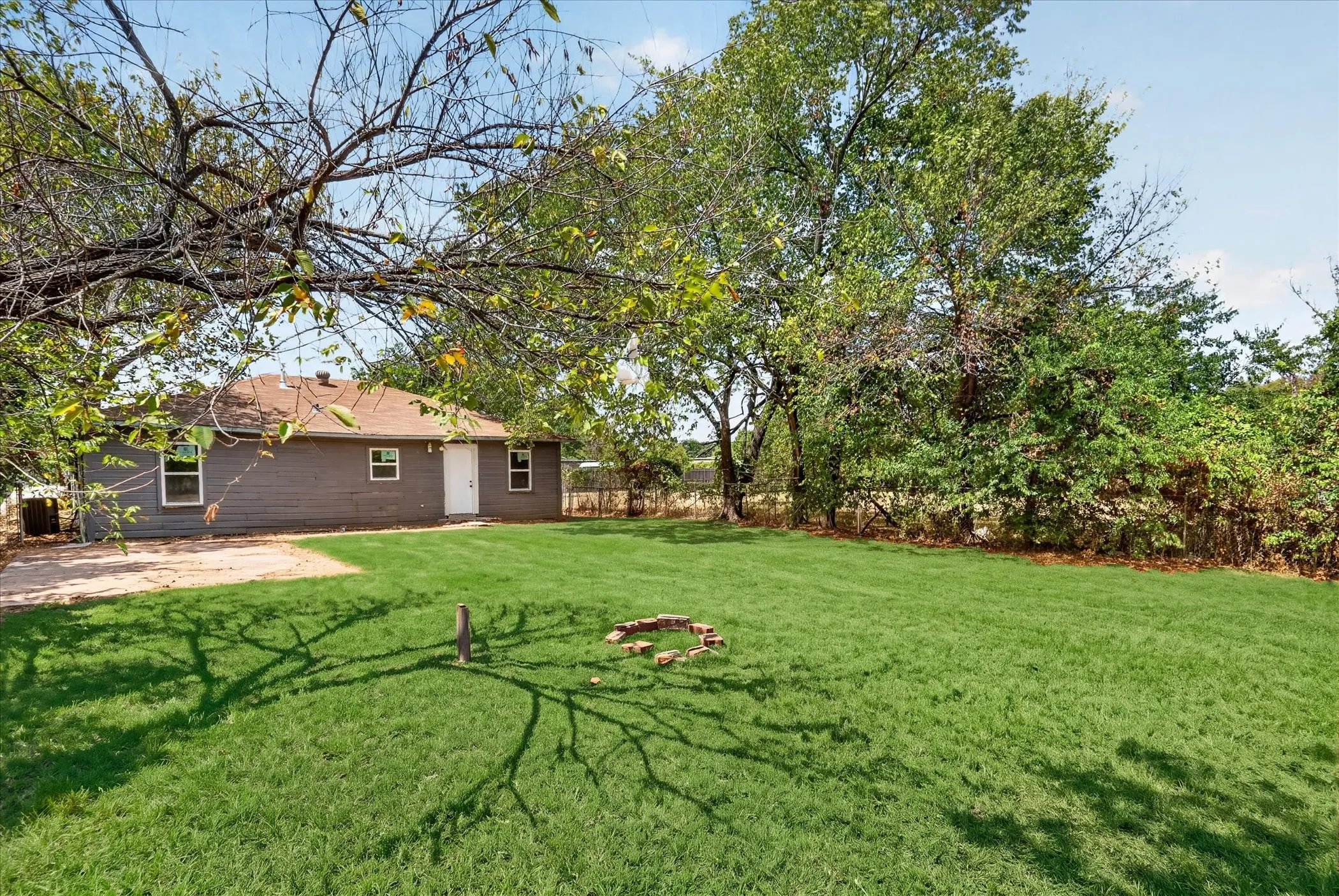 Single Family Residence For Sale in Dallas County , 2622 Crystal Drive, Balch Springs, Texas 75180, 4 Bedroom, 2 Bathroom, Garage spaces, 1,026 Sqft, built in 1950, mls#21382711, Real Estate Agent in Balch Springs, Homes For Sale in Dallas county, Homes For Sale in Balch Springs, Realtor in Balch Springs Texas, Real Estate Brokerage Independent Realty Texas, Luminita Cordes Realtor