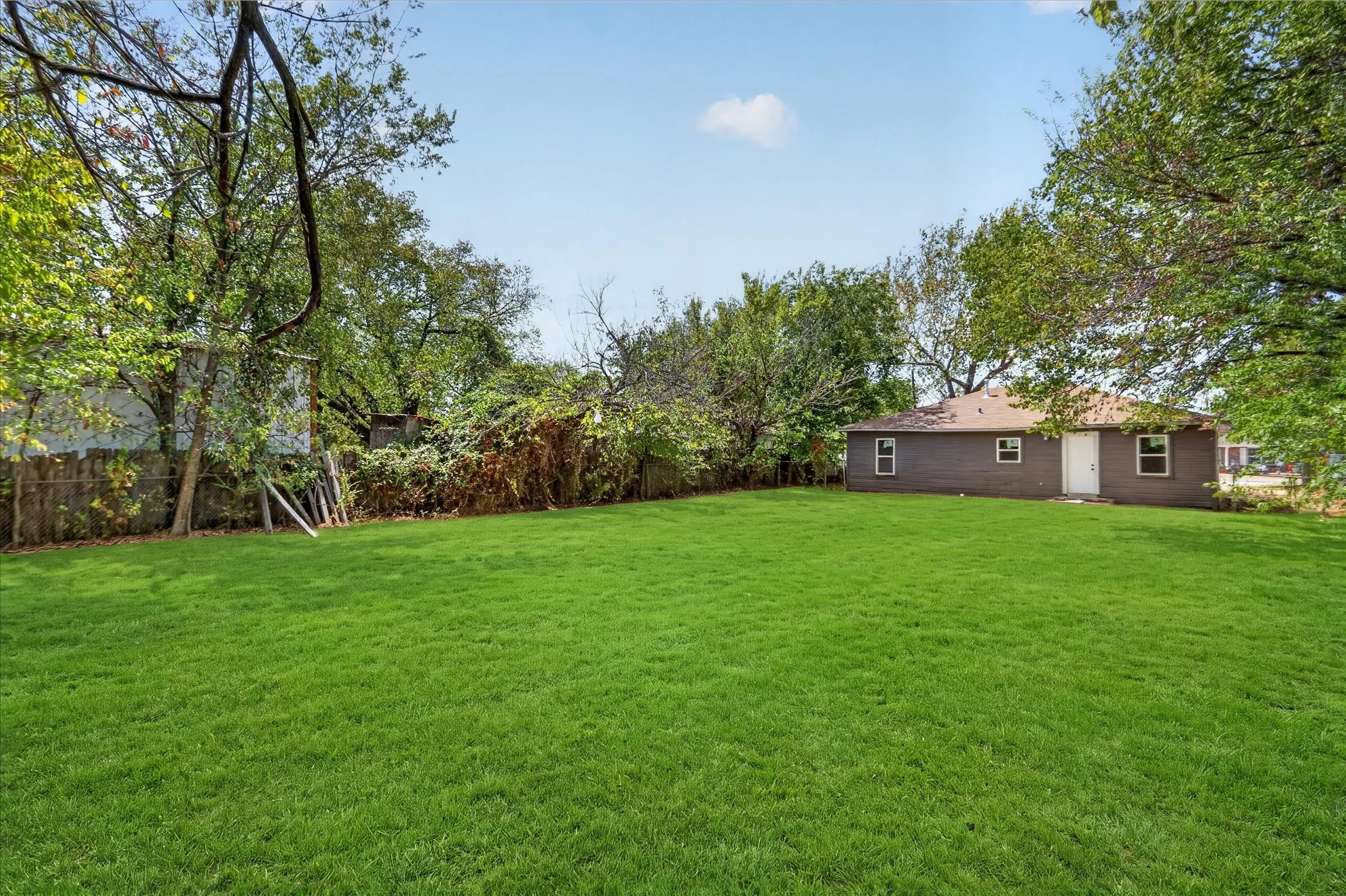 Single Family Residence For Sale in Dallas County , 2622 Crystal Drive, Balch Springs, Texas 75180, 4 Bedroom, 2 Bathroom, Garage spaces, 1,026 Sqft, built in 1950, mls#21382711, Real Estate Agent in Balch Springs, Homes For Sale in Dallas county, Homes For Sale in Balch Springs, Realtor in Balch Springs Texas, Real Estate Brokerage Independent Realty Texas, Luminita Cordes Realtor