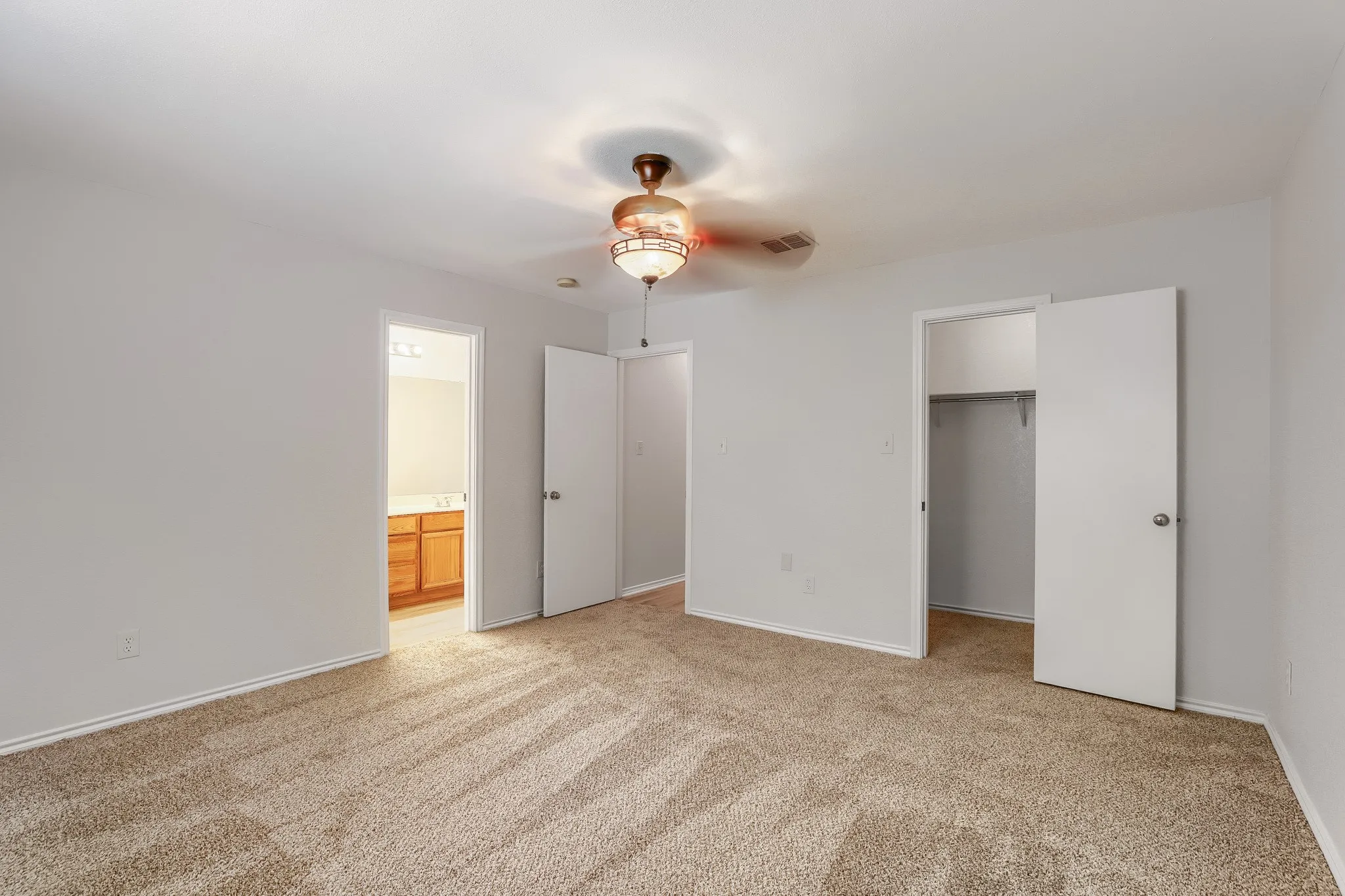 Single Family Residence For Sale in Tarrant County , 2428 Winford Drive, Grand Prairie, Texas 75052, 3 Bedroom, 2 Bathroom, 2 Garage spaces, 1,592 Sqft, built in 1998, mls#21377976, Real Estate Agent in Grand Prairie, Homes For Sale in Tarrant county, Homes For Sale in Grand Prairie, Realtor in Grand Prairie Texas, Real Estate Brokerage Independent Realty Texas, Luminita Cordes Realtor