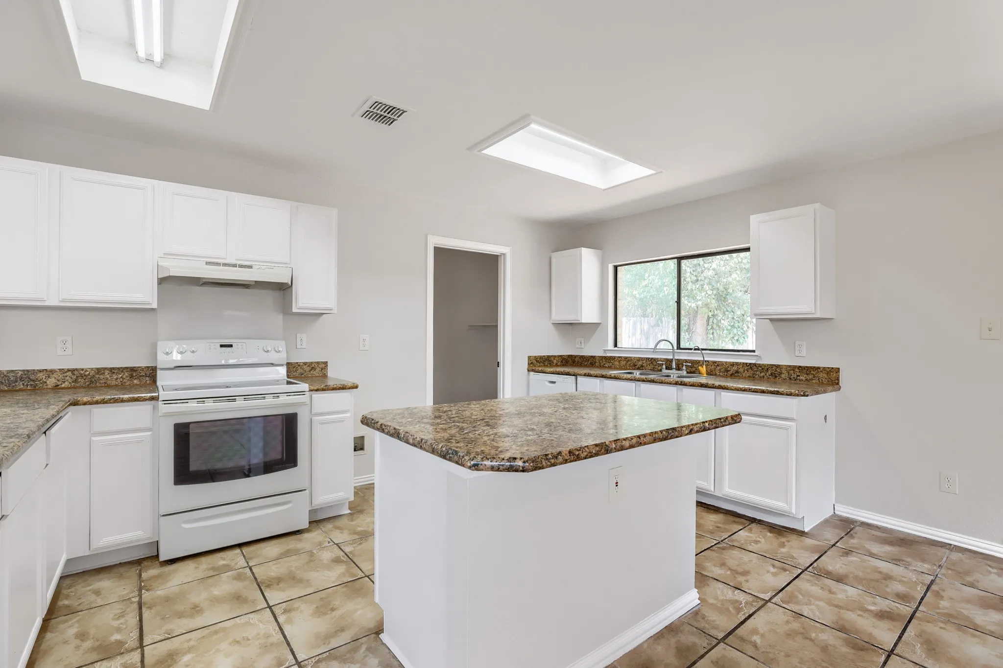 Single Family Residence For Sale in Tarrant County , 2428 Winford Drive, Grand Prairie, Texas 75052, 3 Bedroom, 2 Bathroom, 2 Garage spaces, 1,592 Sqft, built in 1998, mls#21377976, Real Estate Agent in Grand Prairie, Homes For Sale in Tarrant county, Homes For Sale in Grand Prairie, Realtor in Grand Prairie Texas, Real Estate Brokerage Independent Realty Texas, Luminita Cordes Realtor