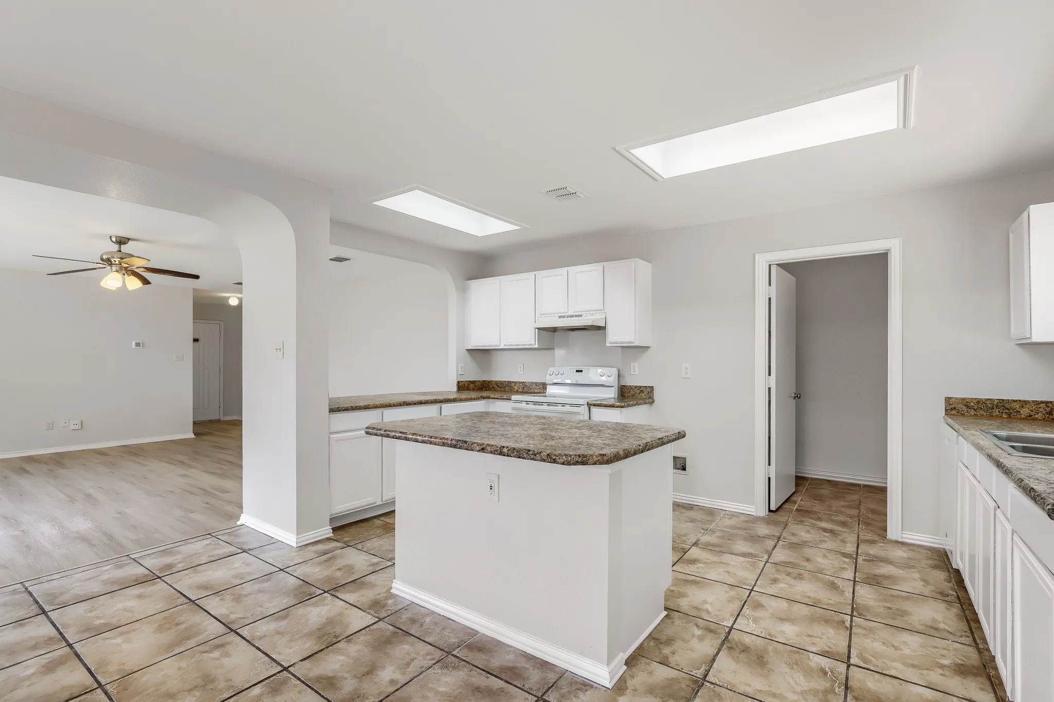 Single Family Residence For Sale in Tarrant County , 2428 Winford Drive, Grand Prairie, Texas 75052, 3 Bedroom, 2 Bathroom, 2 Garage spaces, 1,592 Sqft, built in 1998, mls#21377976, Real Estate Agent in Grand Prairie, Homes For Sale in Tarrant county, Homes For Sale in Grand Prairie, Realtor in Grand Prairie Texas, Real Estate Brokerage Independent Realty Texas, Luminita Cordes Realtor