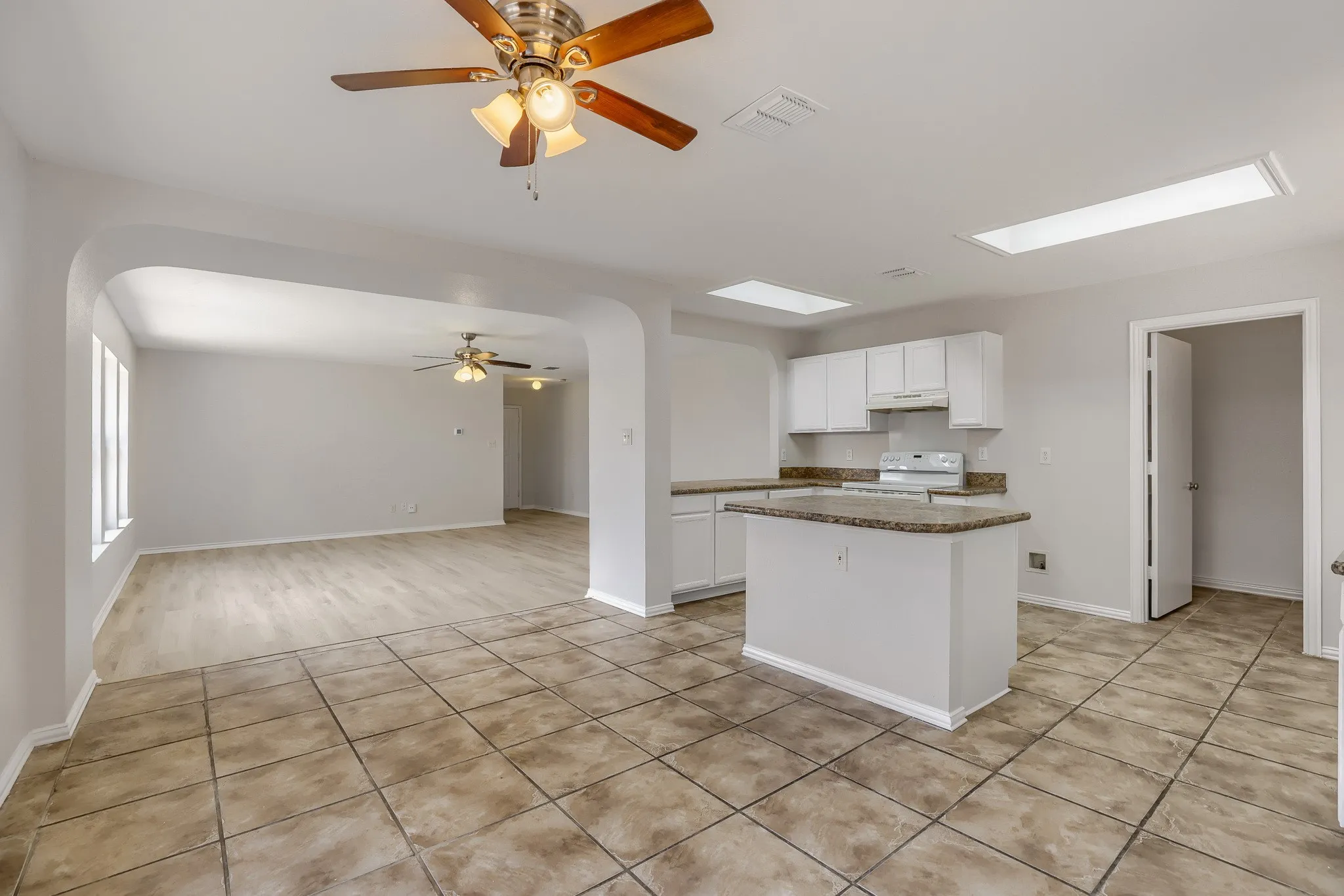 Single Family Residence For Sale in Tarrant County , 2428 Winford Drive, Grand Prairie, Texas 75052, 3 Bedroom, 2 Bathroom, 2 Garage spaces, 1,592 Sqft, built in 1998, mls#21377976, Real Estate Agent in Grand Prairie, Homes For Sale in Tarrant county, Homes For Sale in Grand Prairie, Realtor in Grand Prairie Texas, Real Estate Brokerage Independent Realty Texas, Luminita Cordes Realtor