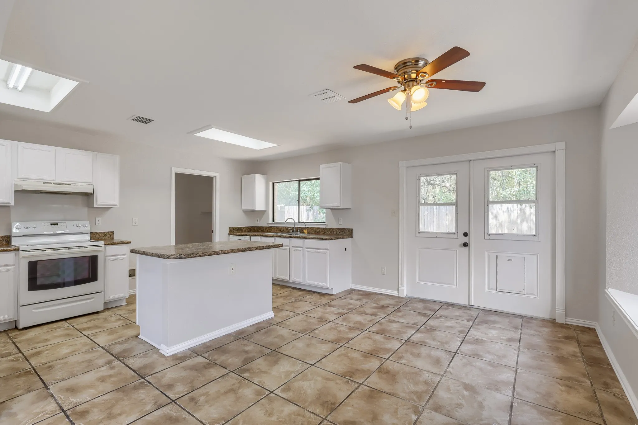 Single Family Residence For Sale in Tarrant County , 2428 Winford Drive, Grand Prairie, Texas 75052, 3 Bedroom, 2 Bathroom, 2 Garage spaces, 1,592 Sqft, built in 1998, mls#21377976, Real Estate Agent in Grand Prairie, Homes For Sale in Tarrant county, Homes For Sale in Grand Prairie, Realtor in Grand Prairie Texas, Real Estate Brokerage Independent Realty Texas, Luminita Cordes Realtor