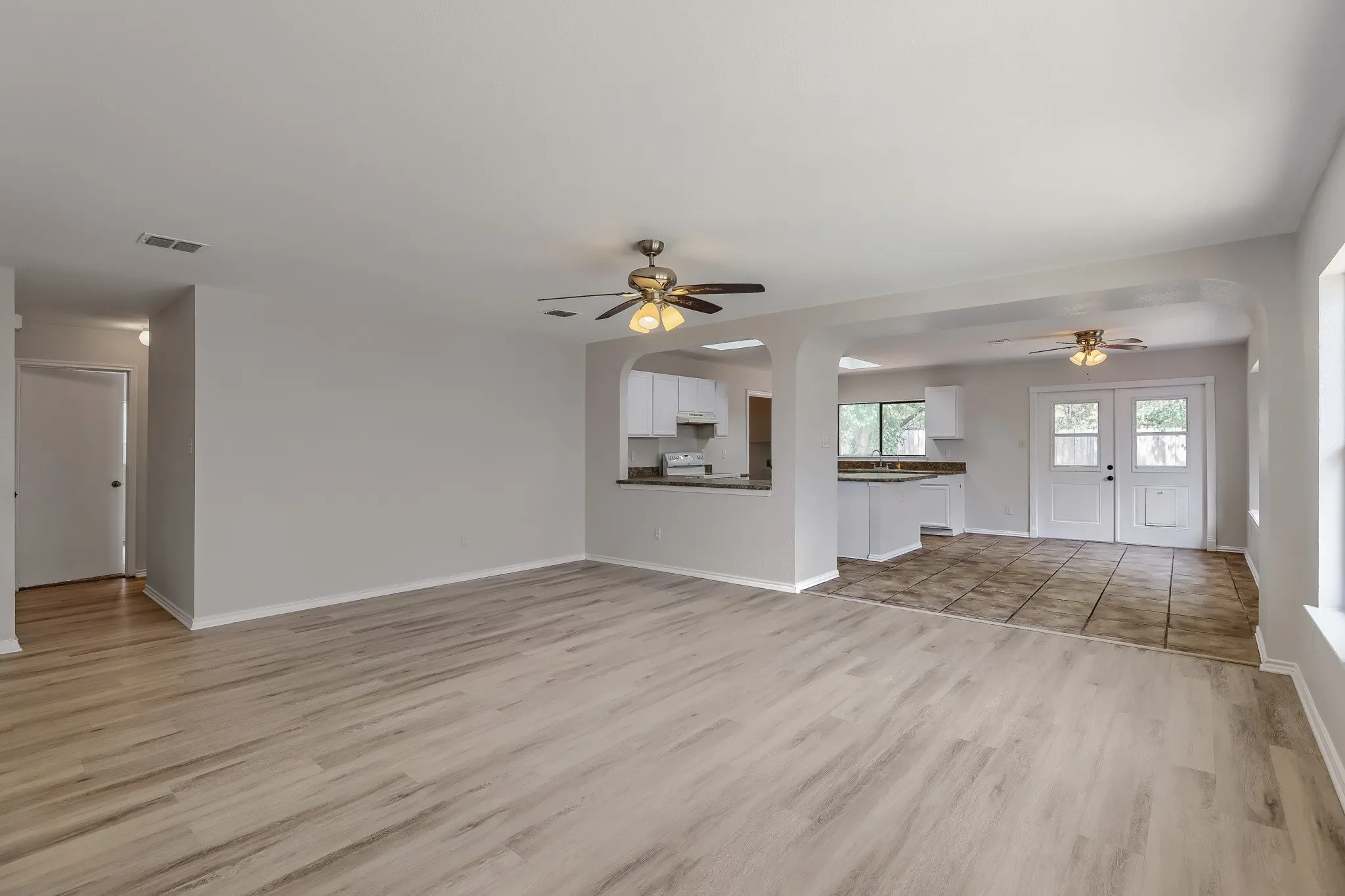Single Family Residence For Sale in Tarrant County , 2428 Winford Drive, Grand Prairie, Texas 75052, 3 Bedroom, 2 Bathroom, 2 Garage spaces, 1,592 Sqft, built in 1998, mls#21377976, Real Estate Agent in Grand Prairie, Homes For Sale in Tarrant county, Homes For Sale in Grand Prairie, Realtor in Grand Prairie Texas, Real Estate Brokerage Independent Realty Texas, Luminita Cordes Realtor
