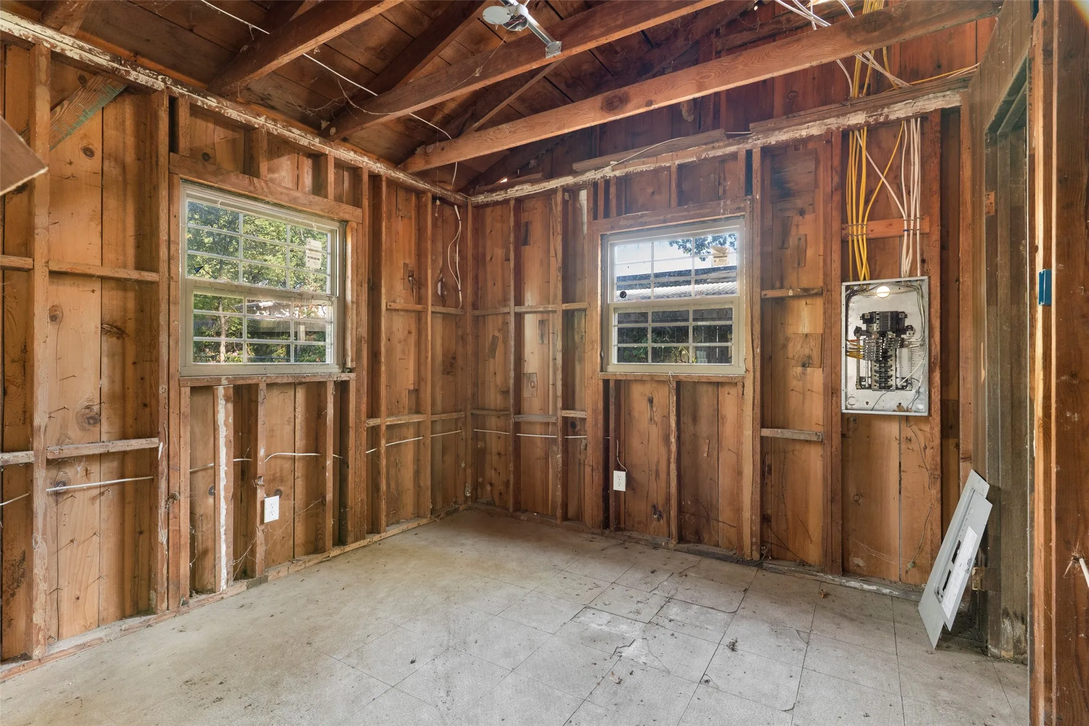 Single Family Residence For Sale in Henderson County , 134 Wildgrove Drive, Gun Barrel City, Texas 75156, 3 Bedroom, 0, Garage spaces, 816 Sqft, built in 1970, mls#21369000, Real Estate Agent in Gun Barrel City, Homes For Sale in Henderson county, Homes For Sale in Gun Barrel City, Realtor in Gun Barrel City Texas, Real Estate Brokerage Independent Realty Texas, Luminita Cordes Realtor