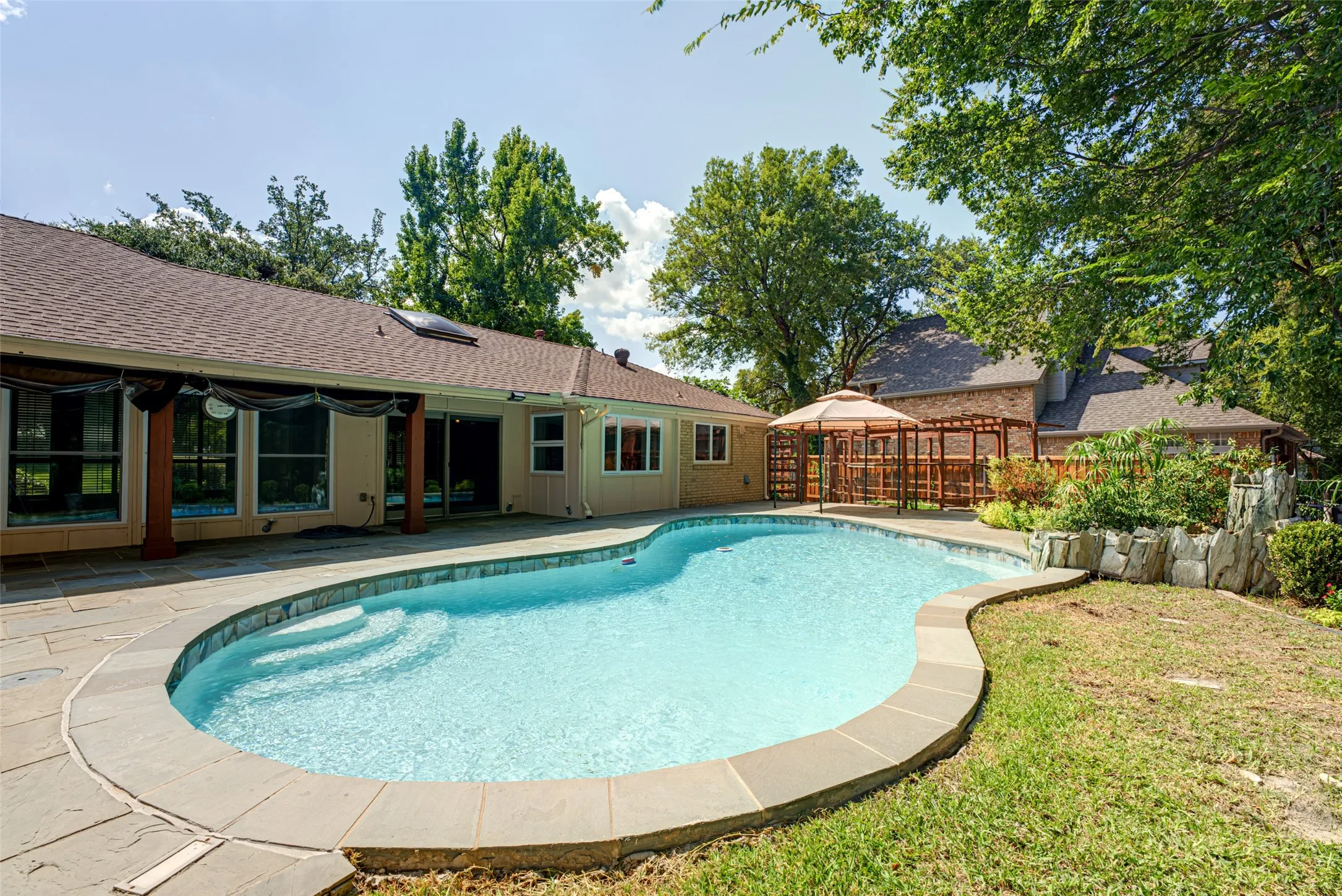 Single Family Residence For Sale in Rockwall County , 1990 Wind Hill Road, Rockwall, Texas 75087, 4 Bedroom, 3 Bathroom, 2 Garage spaces, 2,391 Sqft, built in 1984, mls#21382518, Real Estate Agent in Rockwall, Homes For Sale in Rockwall county, Homes For Sale in Rockwall, Realtor in Rockwall Texas, Real Estate Brokerage Independent Realty Texas, Luminita Cordes Realtor