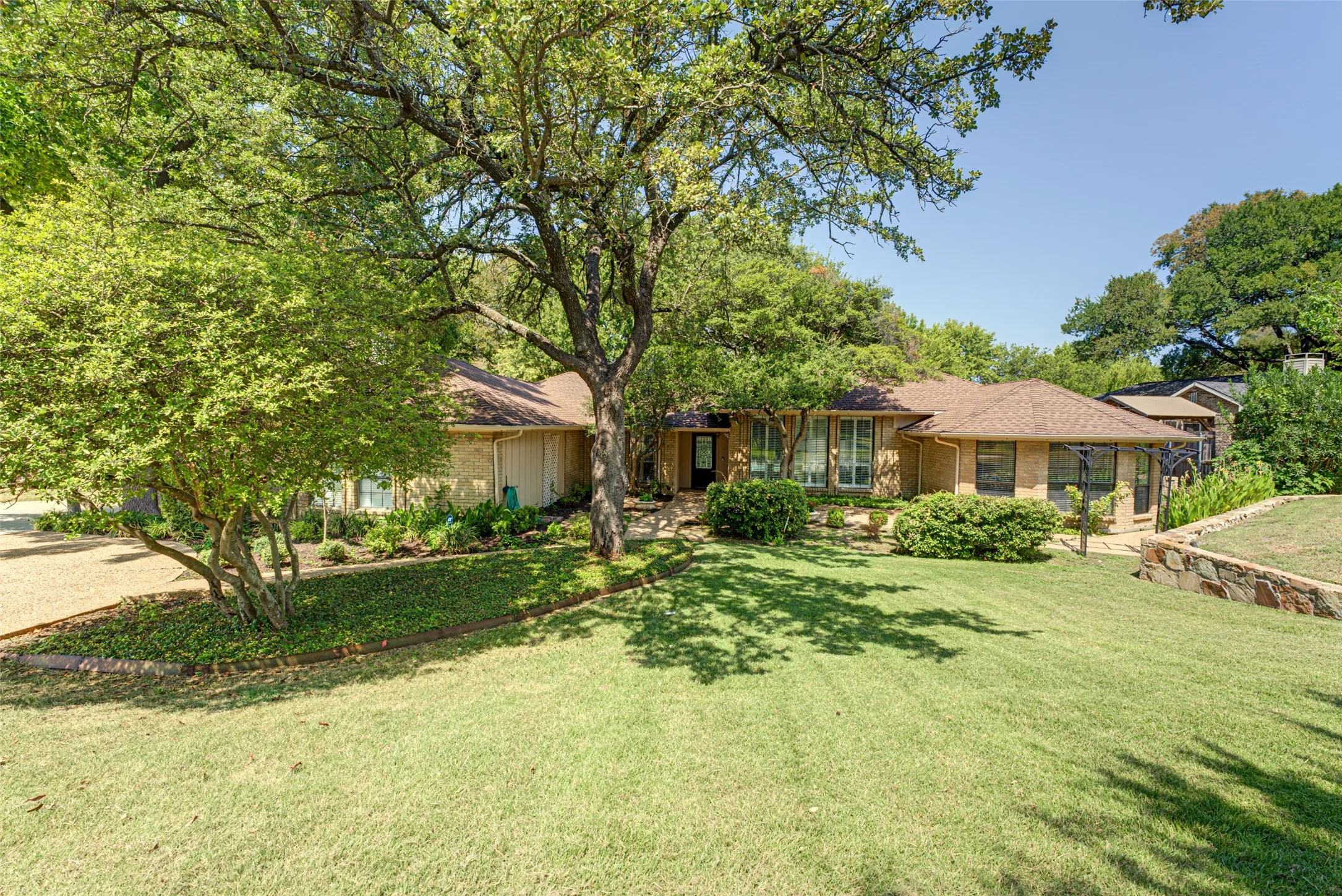 Single Family Residence For Sale in Rockwall County , 1990 Wind Hill Road, Rockwall, Texas 75087, 4 Bedroom, 3 Bathroom, 2 Garage spaces, 2,391 Sqft, built in 1984, mls#21382518, Real Estate Agent in Rockwall, Homes For Sale in Rockwall county, Homes For Sale in Rockwall, Realtor in Rockwall Texas, Real Estate Brokerage Independent Realty Texas, Luminita Cordes Realtor