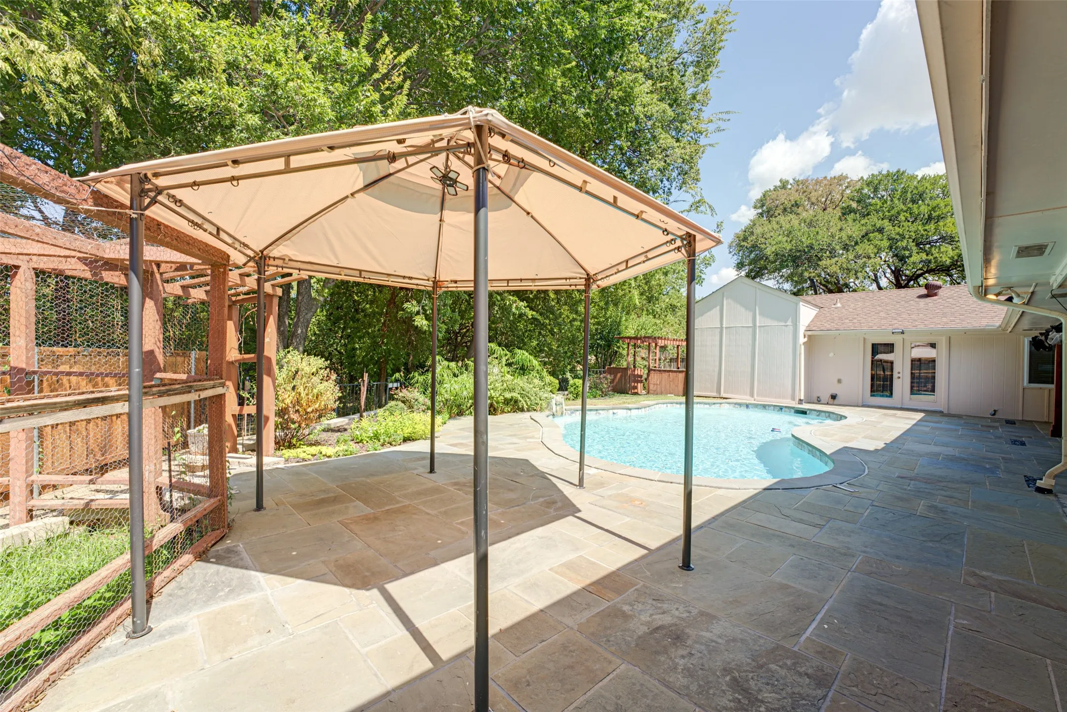 Single Family Residence For Sale in Rockwall County , 1990 Wind Hill Road, Rockwall, Texas 75087, 4 Bedroom, 3 Bathroom, 2 Garage spaces, 2,391 Sqft, built in 1984, mls#21382518, Real Estate Agent in Rockwall, Homes For Sale in Rockwall county, Homes For Sale in Rockwall, Realtor in Rockwall Texas, Real Estate Brokerage Independent Realty Texas, Luminita Cordes Realtor