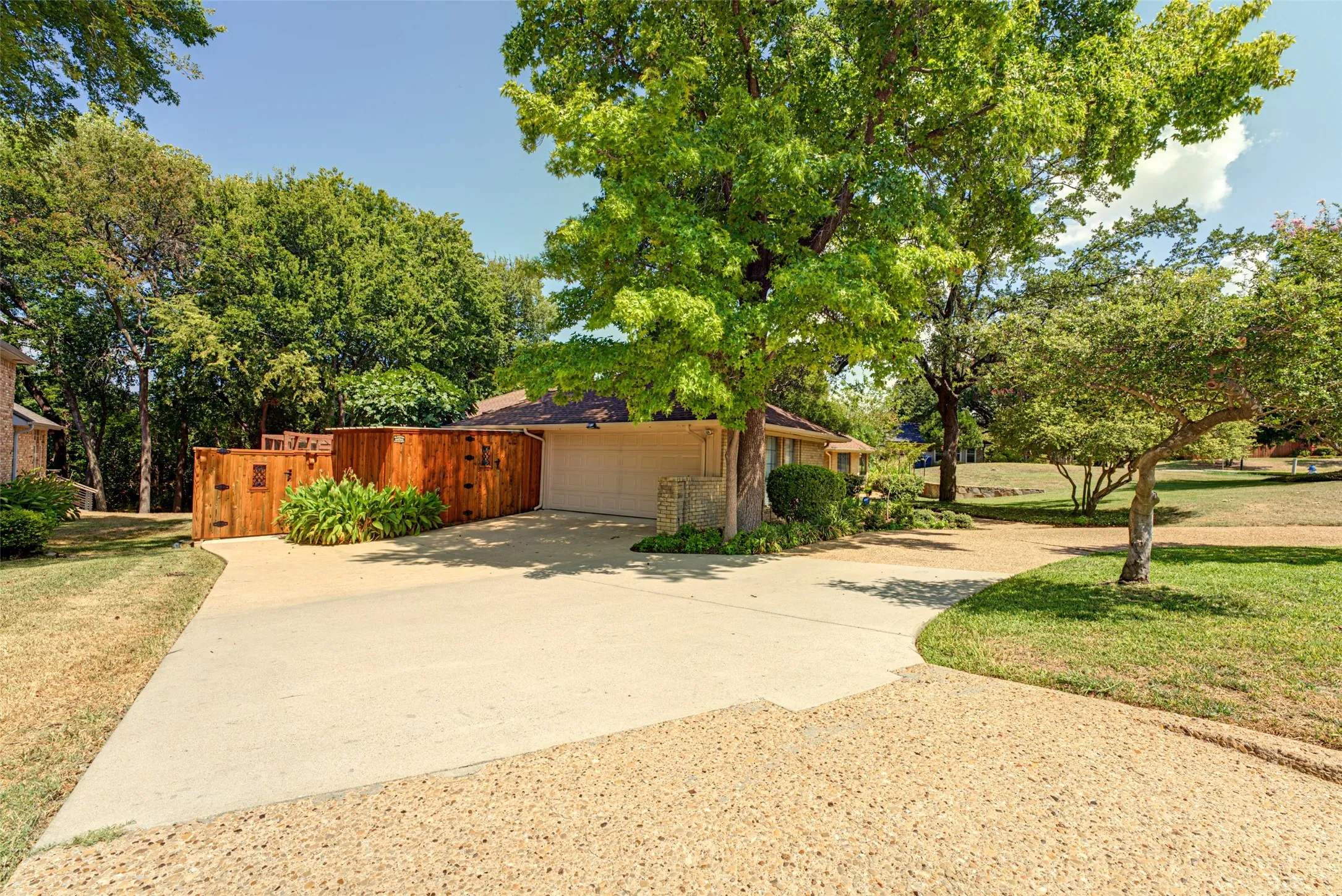 Single Family Residence For Sale in Rockwall County , 1990 Wind Hill Road, Rockwall, Texas 75087, 4 Bedroom, 3 Bathroom, 2 Garage spaces, 2,391 Sqft, built in 1984, mls#21382518, Real Estate Agent in Rockwall, Homes For Sale in Rockwall county, Homes For Sale in Rockwall, Realtor in Rockwall Texas, Real Estate Brokerage Independent Realty Texas, Luminita Cordes Realtor