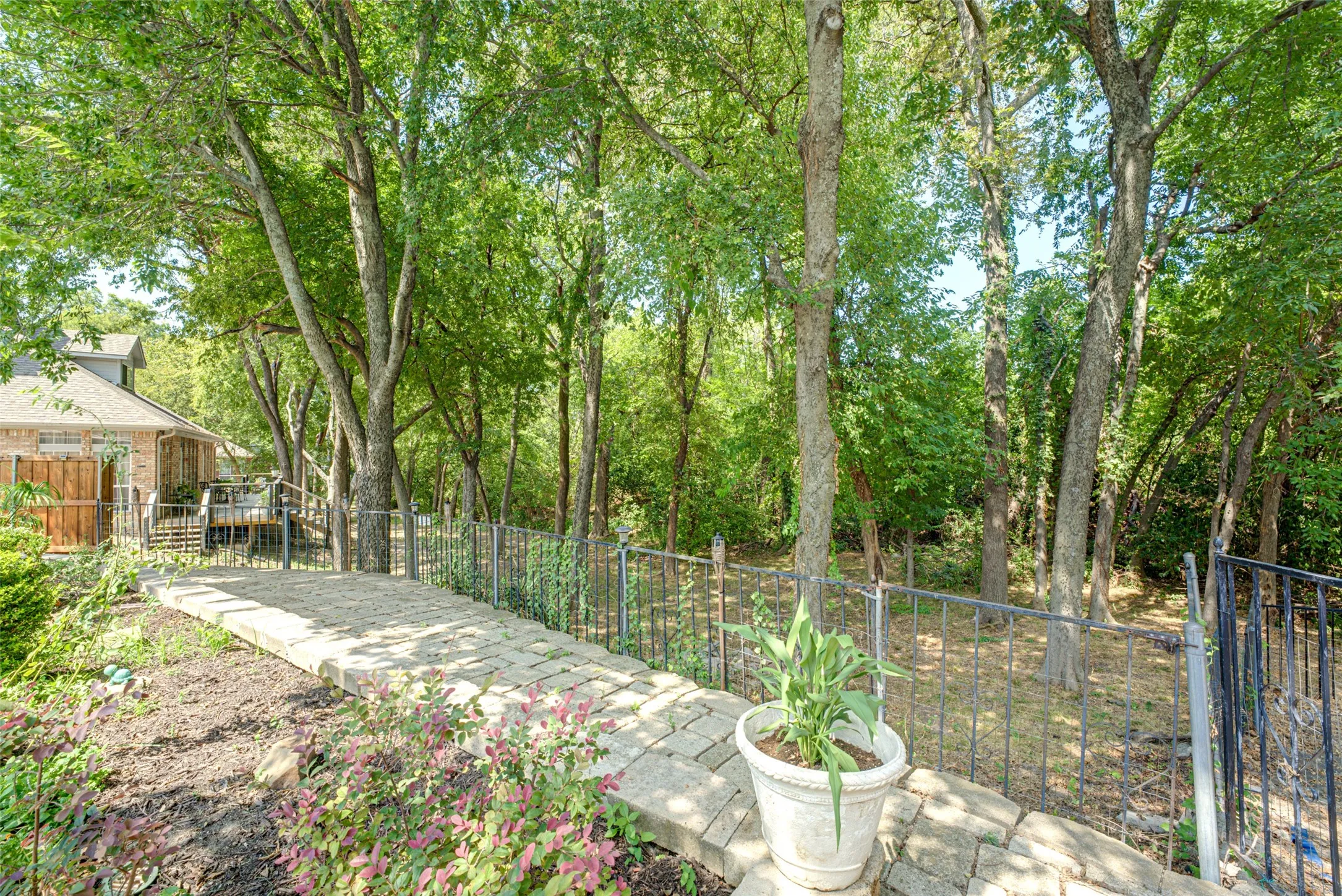 Single Family Residence For Sale in Rockwall County , 1990 Wind Hill Road, Rockwall, Texas 75087, 4 Bedroom, 3 Bathroom, 2 Garage spaces, 2,391 Sqft, built in 1984, mls#21382518, Real Estate Agent in Rockwall, Homes For Sale in Rockwall county, Homes For Sale in Rockwall, Realtor in Rockwall Texas, Real Estate Brokerage Independent Realty Texas, Luminita Cordes Realtor