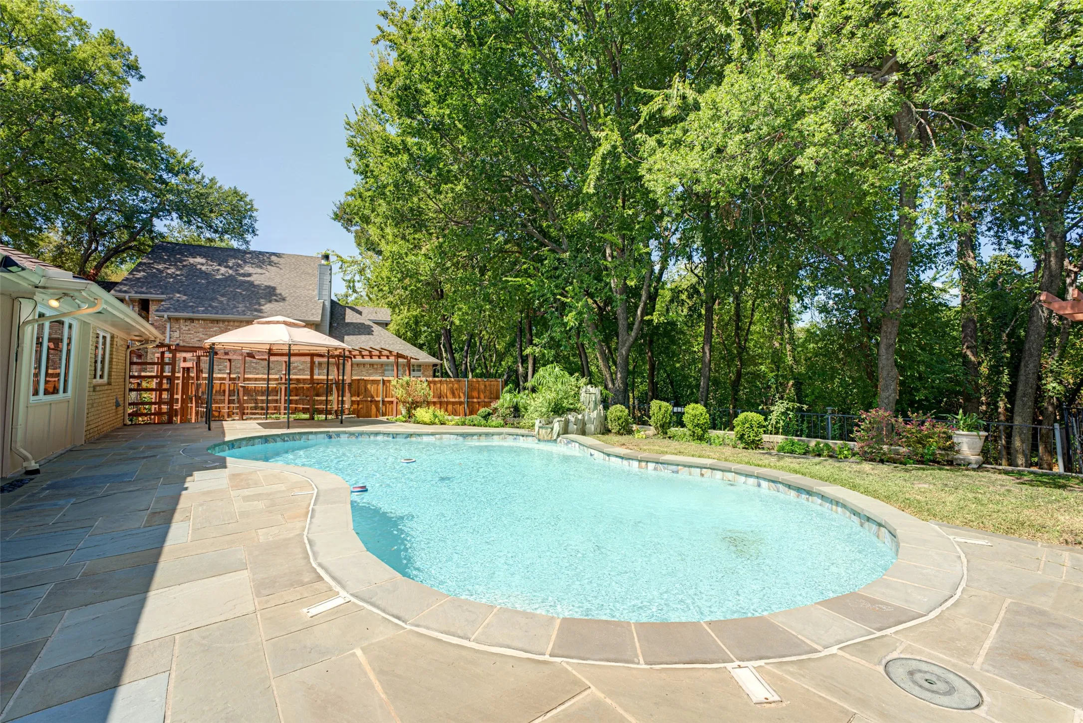 Single Family Residence For Sale in Rockwall County , 1990 Wind Hill Road, Rockwall, Texas 75087, 4 Bedroom, 3 Bathroom, 2 Garage spaces, 2,391 Sqft, built in 1984, mls#21382518, Real Estate Agent in Rockwall, Homes For Sale in Rockwall county, Homes For Sale in Rockwall, Realtor in Rockwall Texas, Real Estate Brokerage Independent Realty Texas, Luminita Cordes Realtor