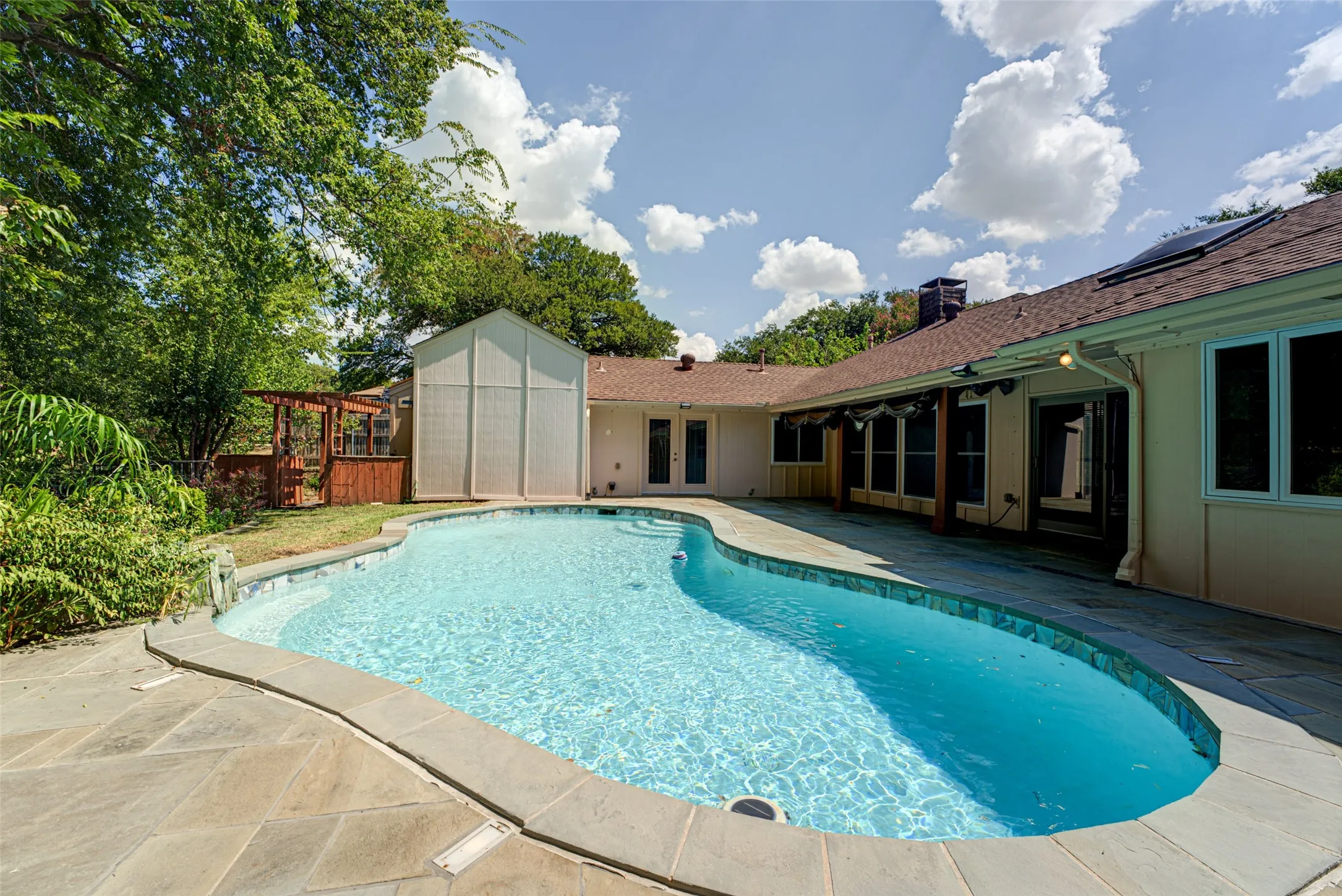 Single Family Residence For Sale in Rockwall County , 1990 Wind Hill Road, Rockwall, Texas 75087, 4 Bedroom, 3 Bathroom, 2 Garage spaces, 2,391 Sqft, built in 1984, mls#21382518, Real Estate Agent in Rockwall, Homes For Sale in Rockwall county, Homes For Sale in Rockwall, Realtor in Rockwall Texas, Real Estate Brokerage Independent Realty Texas, Luminita Cordes Realtor