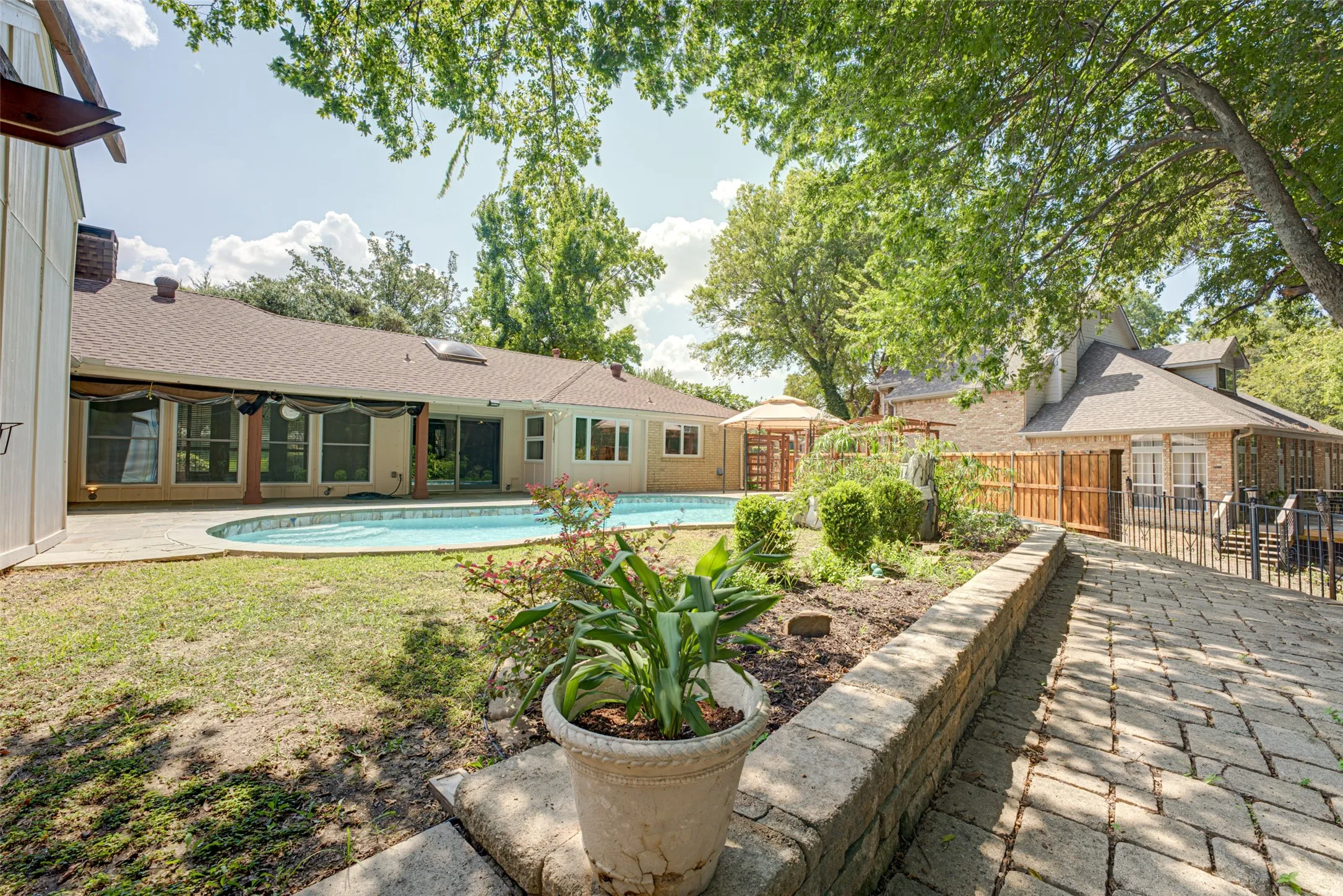 Single Family Residence For Sale in Rockwall County , 1990 Wind Hill Road, Rockwall, Texas 75087, 4 Bedroom, 3 Bathroom, 2 Garage spaces, 2,391 Sqft, built in 1984, mls#21382518, Real Estate Agent in Rockwall, Homes For Sale in Rockwall county, Homes For Sale in Rockwall, Realtor in Rockwall Texas, Real Estate Brokerage Independent Realty Texas, Luminita Cordes Realtor