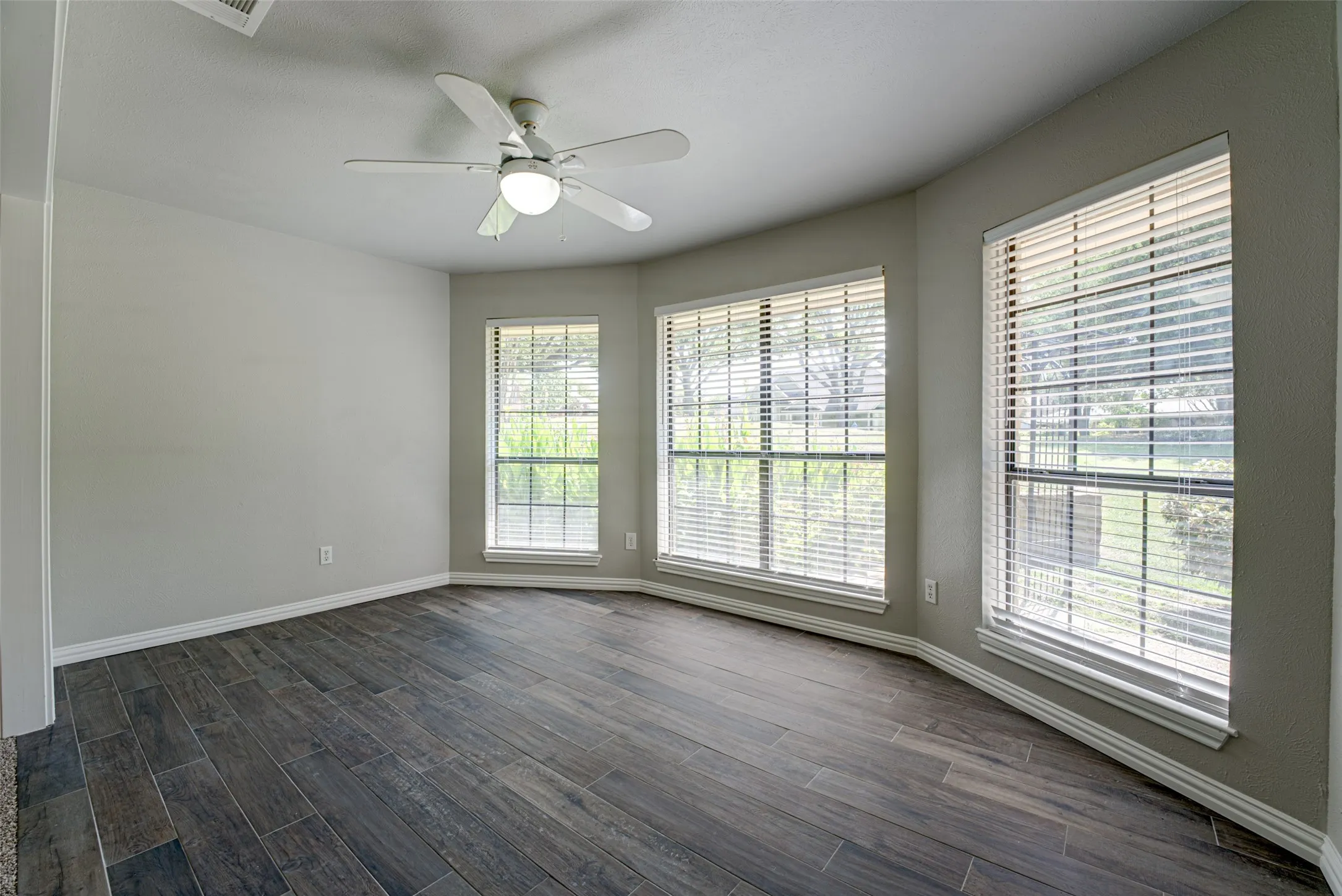 Single Family Residence For Sale in Rockwall County , 1990 Wind Hill Road, Rockwall, Texas 75087, 4 Bedroom, 3 Bathroom, 2 Garage spaces, 2,391 Sqft, built in 1984, mls#21382518, Real Estate Agent in Rockwall, Homes For Sale in Rockwall county, Homes For Sale in Rockwall, Realtor in Rockwall Texas, Real Estate Brokerage Independent Realty Texas, Luminita Cordes Realtor