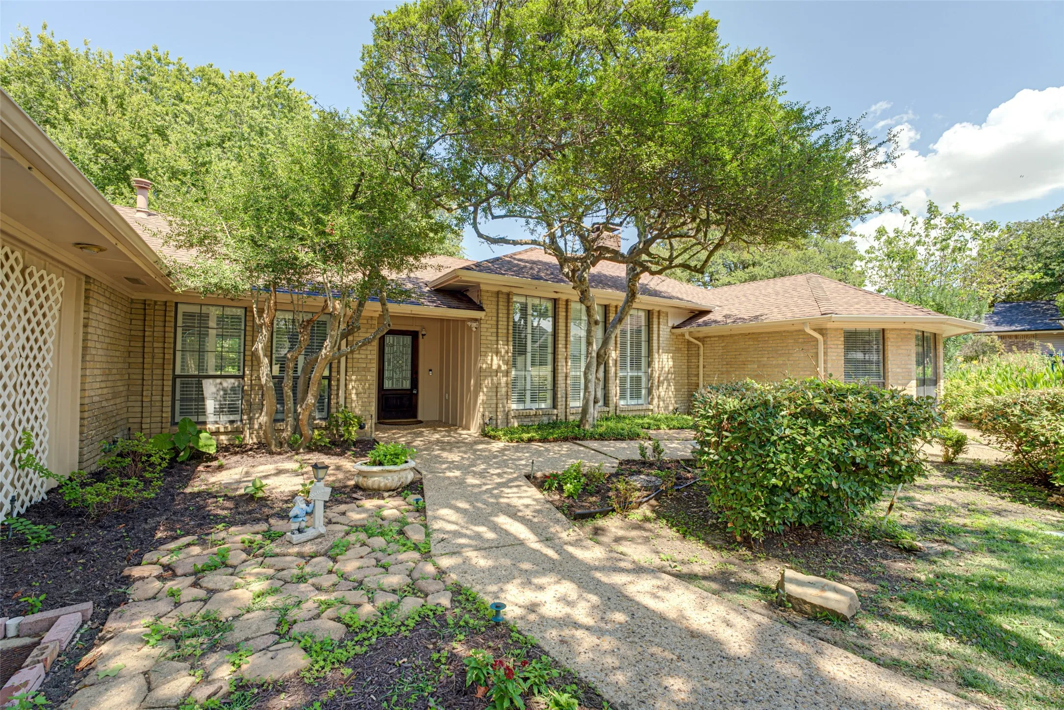 Single Family Residence For Sale in Rockwall County , 1990 Wind Hill Road, Rockwall, Texas 75087, 4 Bedroom, 3 Bathroom, 2 Garage spaces, 2,391 Sqft, built in 1984, mls#21382518, Real Estate Agent in Rockwall, Homes For Sale in Rockwall county, Homes For Sale in Rockwall, Realtor in Rockwall Texas, Real Estate Brokerage Independent Realty Texas, Luminita Cordes Realtor