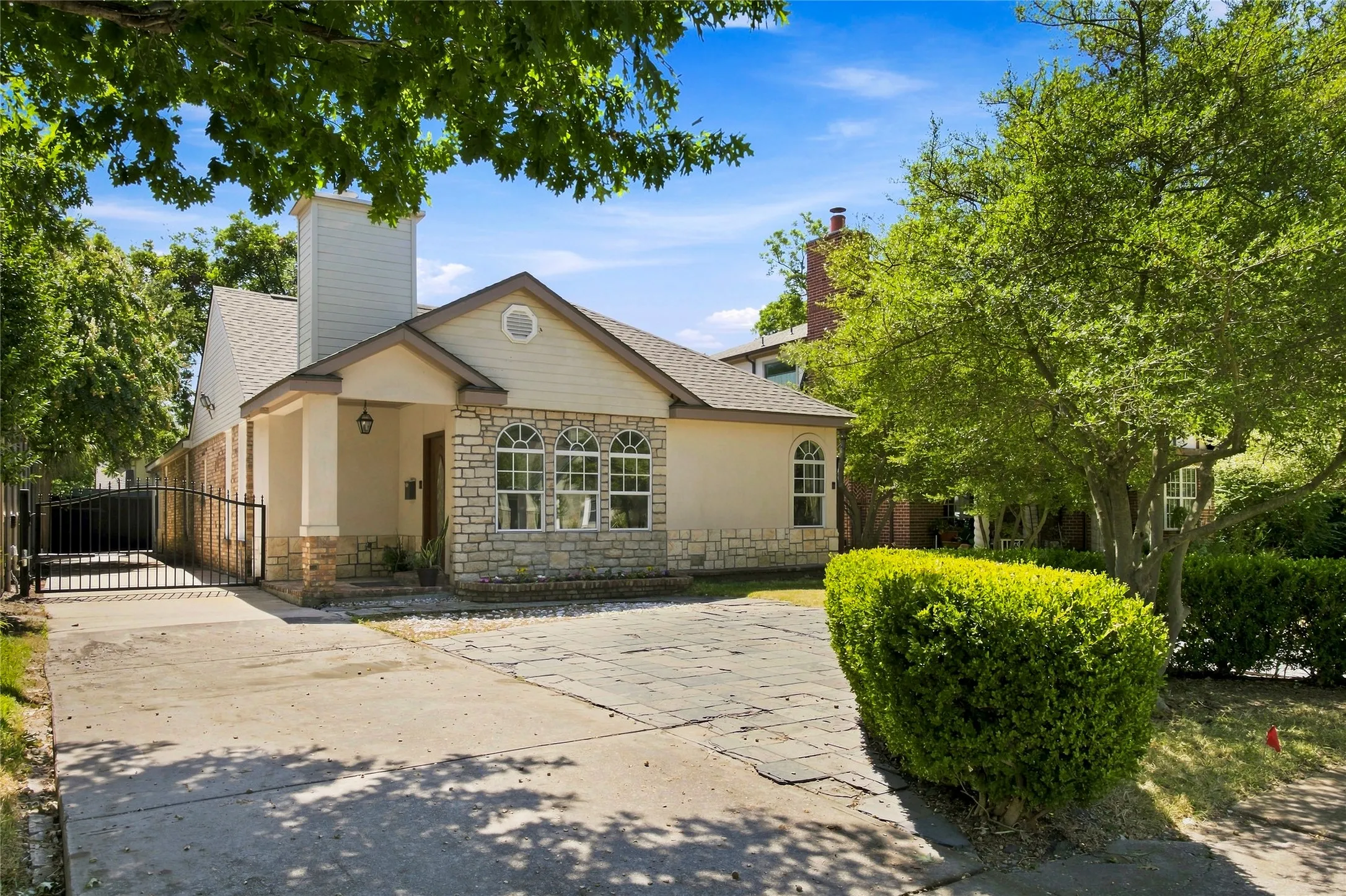 Single Family Residence For Sale in Dallas County , 5142 Ridgedale Avenue, Dallas, Texas 75206, 4 Bedroom, 4 Bathroom, 2 Garage spaces, 2,756 Sqft, built in 1926, mls#21383228, Real Estate Agent in Dallas, Homes For Sale in Dallas county, Homes For Sale in Dallas, Realtor in Dallas Texas, Real Estate Brokerage Independent Realty Texas, Luminita Cordes Realtor