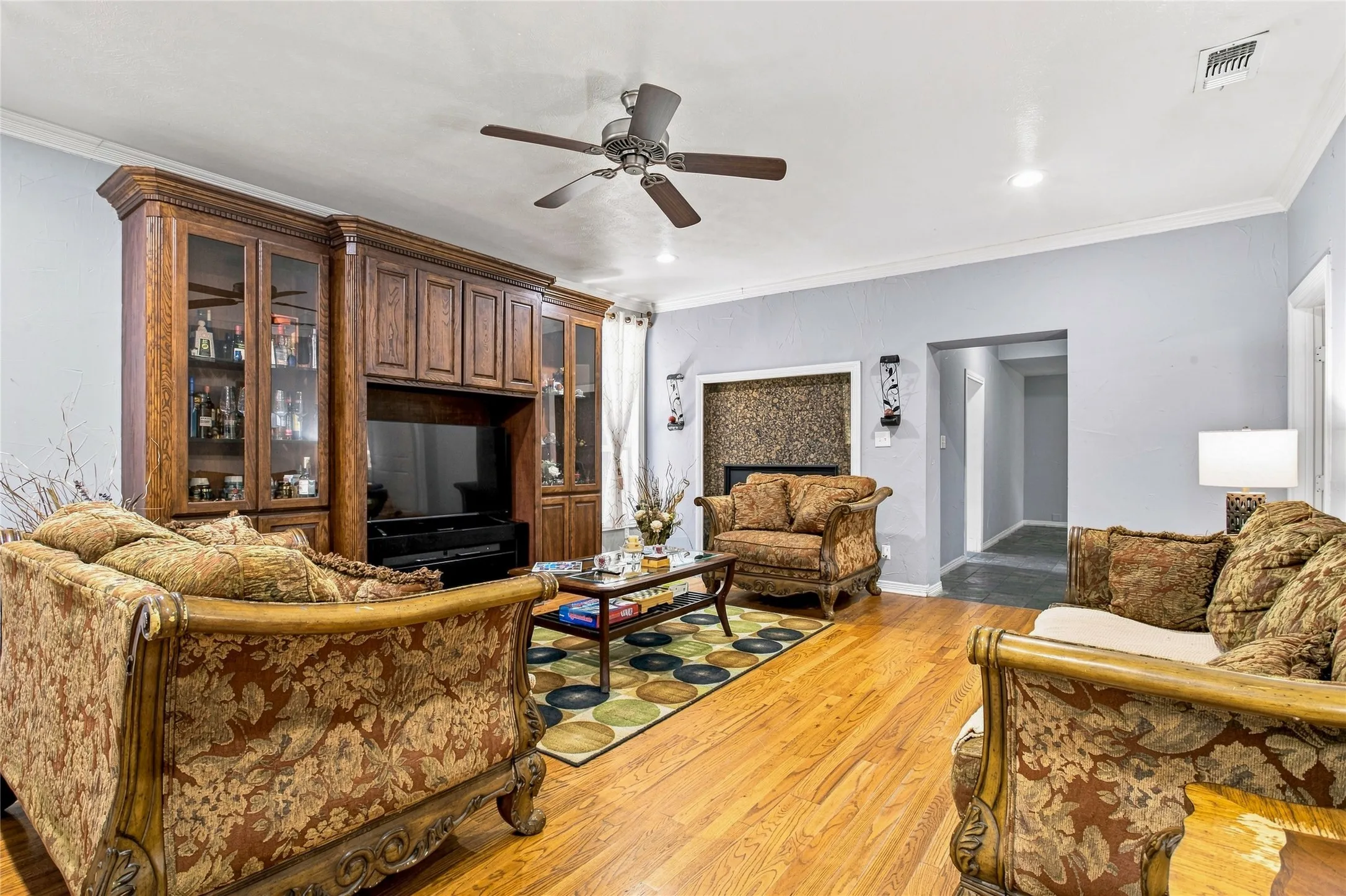 Single Family Residence For Sale in Dallas County , 5142 Ridgedale Avenue, Dallas, Texas 75206, 4 Bedroom, 4 Bathroom, 2 Garage spaces, 2,756 Sqft, built in 1926, mls#21383228, Real Estate Agent in Dallas, Homes For Sale in Dallas county, Homes For Sale in Dallas, Realtor in Dallas Texas, Real Estate Brokerage Independent Realty Texas, Luminita Cordes Realtor