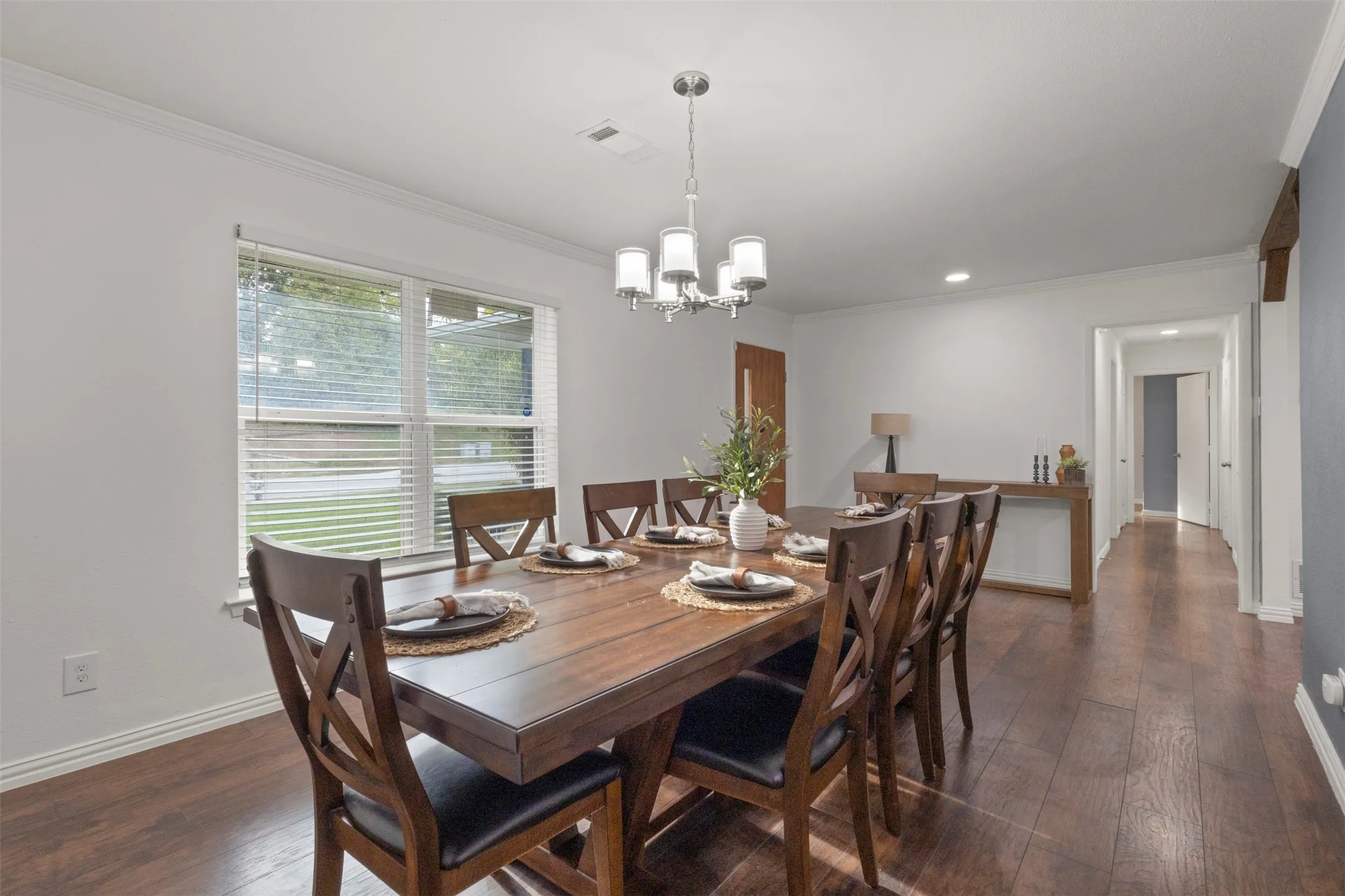 Single Family Residence For Sale in Dallas County , 5810 Caracas Drive, Dallas, Texas 75232, 3 Bedroom, 2 Bathroom, 2 Garage spaces, 1,537 Sqft, built in 1963, mls#21377296, Real Estate Agent in Dallas, Homes For Sale in Dallas county, Homes For Sale in Dallas, Realtor in Dallas Texas, Real Estate Brokerage Independent Realty Texas, Luminita Cordes Realtor