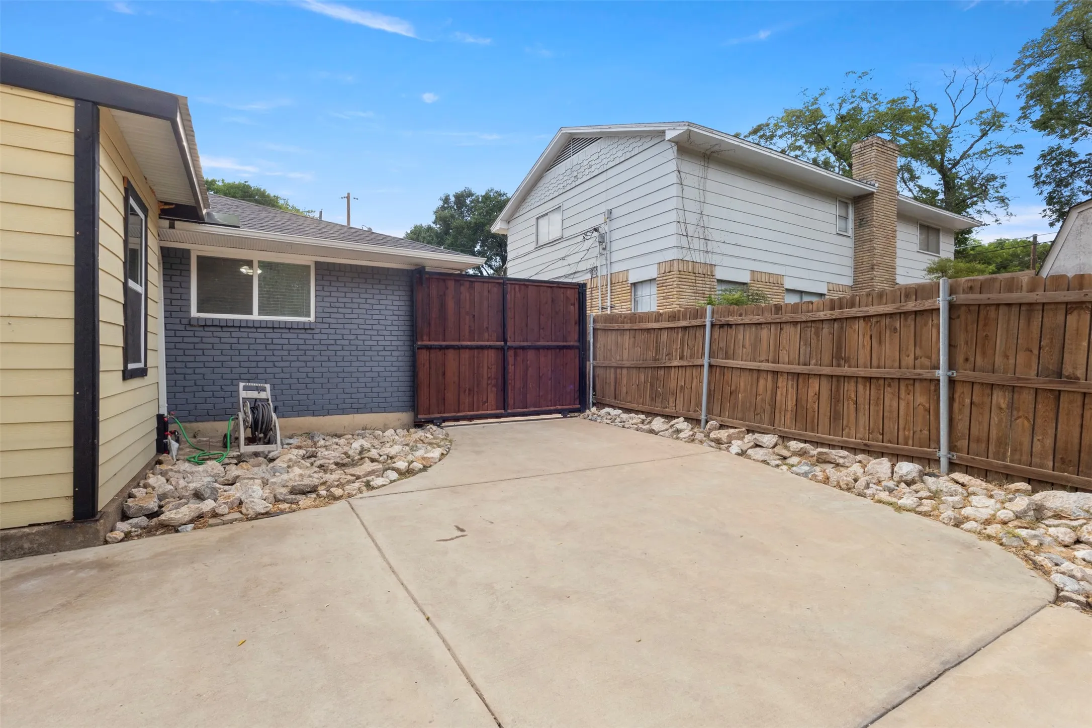 Single Family Residence For Sale in Dallas County , 5810 Caracas Drive, Dallas, Texas 75232, 3 Bedroom, 2 Bathroom, 2 Garage spaces, 1,537 Sqft, built in 1963, mls#21377296, Real Estate Agent in Dallas, Homes For Sale in Dallas county, Homes For Sale in Dallas, Realtor in Dallas Texas, Real Estate Brokerage Independent Realty Texas, Luminita Cordes Realtor