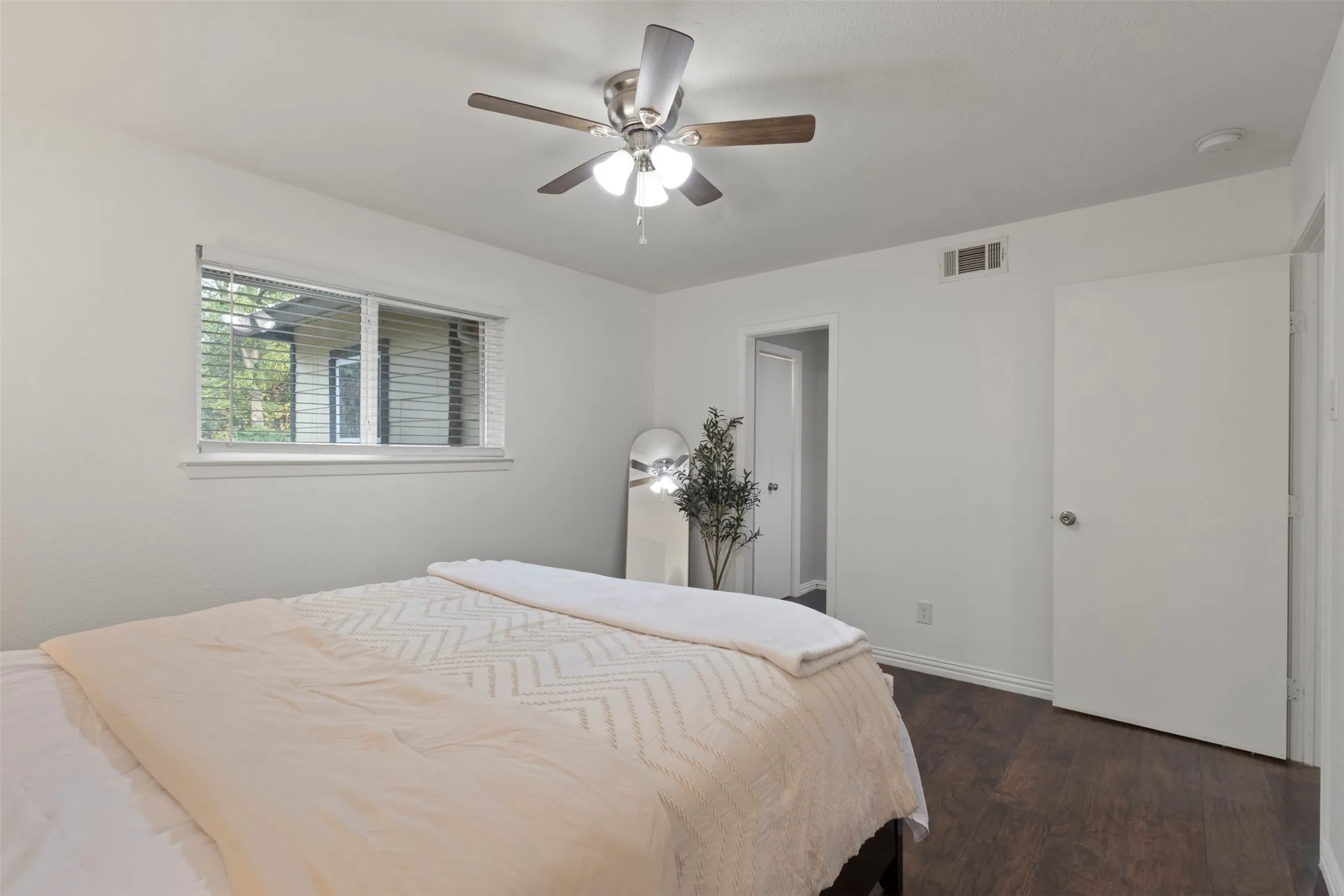 Single Family Residence For Sale in Dallas County , 5810 Caracas Drive, Dallas, Texas 75232, 3 Bedroom, 2 Bathroom, 2 Garage spaces, 1,537 Sqft, built in 1963, mls#21377296, Real Estate Agent in Dallas, Homes For Sale in Dallas county, Homes For Sale in Dallas, Realtor in Dallas Texas, Real Estate Brokerage Independent Realty Texas, Luminita Cordes Realtor