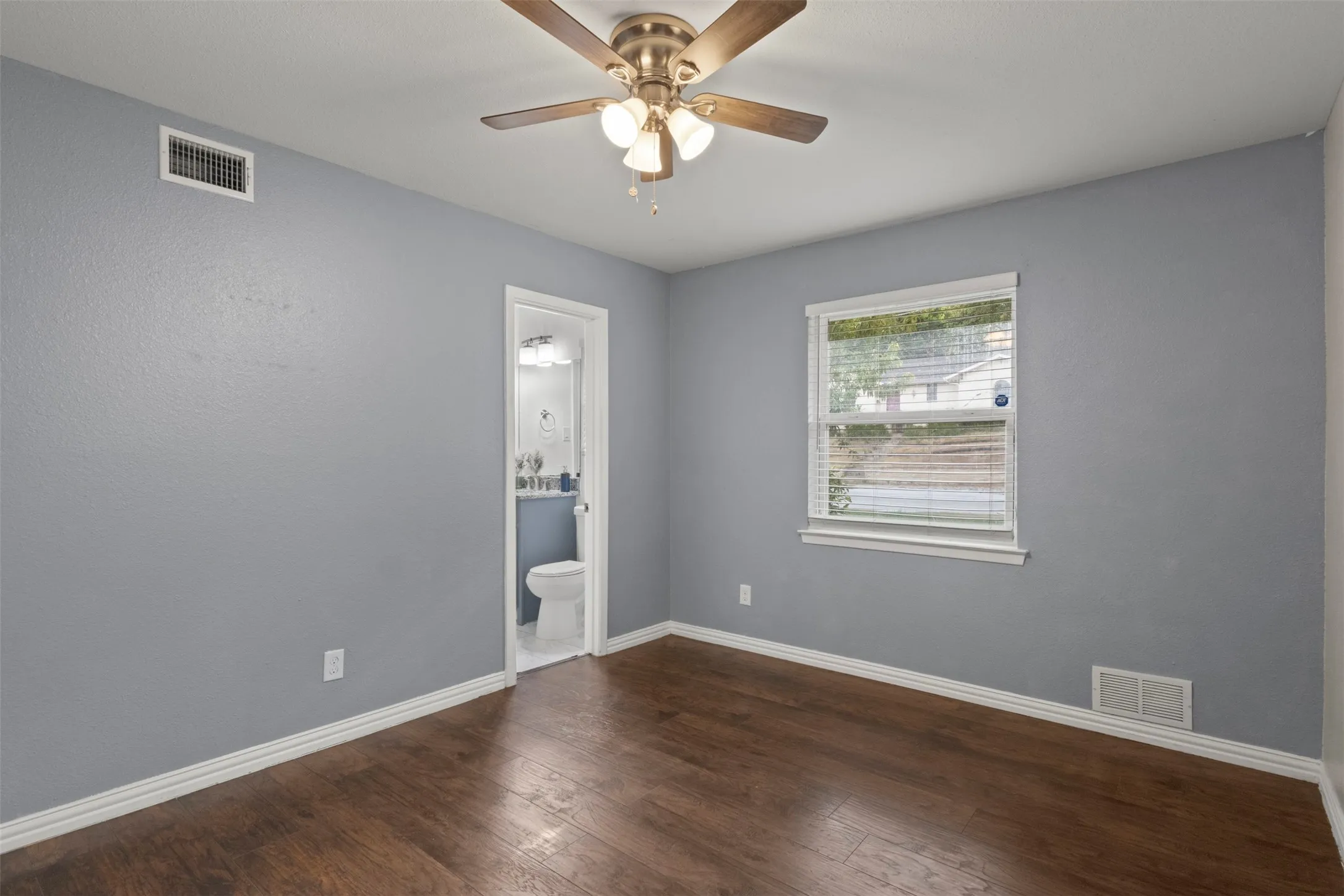 Single Family Residence For Sale in Dallas County , 5810 Caracas Drive, Dallas, Texas 75232, 3 Bedroom, 2 Bathroom, 2 Garage spaces, 1,537 Sqft, built in 1963, mls#21377296, Real Estate Agent in Dallas, Homes For Sale in Dallas county, Homes For Sale in Dallas, Realtor in Dallas Texas, Real Estate Brokerage Independent Realty Texas, Luminita Cordes Realtor