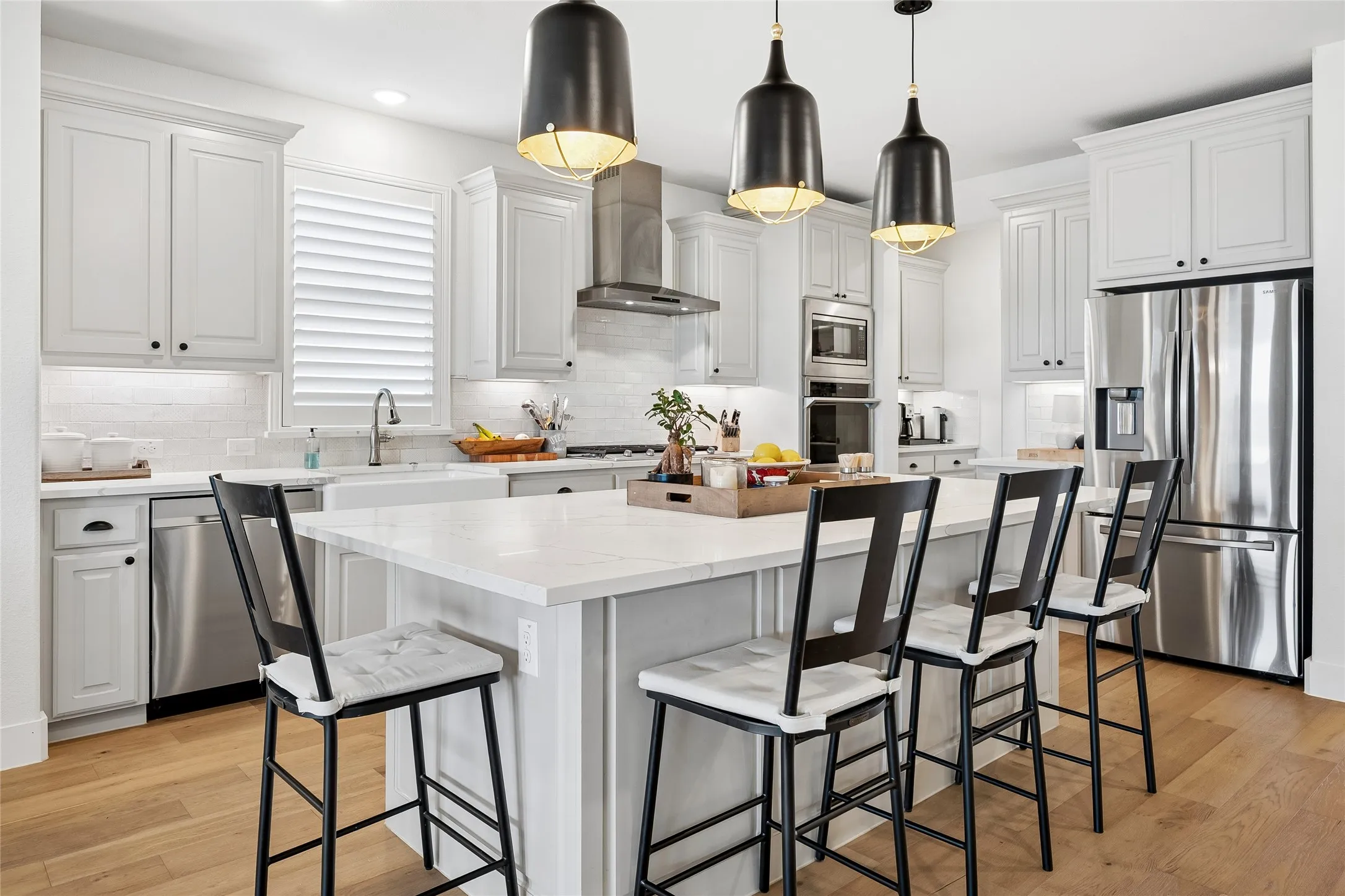 Accent lighting under the cabinets, stainless appliances