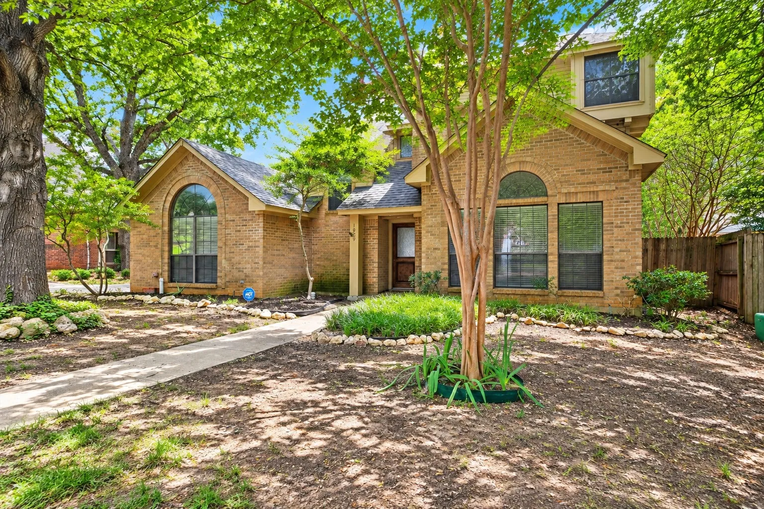 Single Family Residence For Sale in Denton County , 1929 Highland Park Circle, Denton, Texas 76205, 3 Bedroom, 2 Bathroom, Garage spaces, 2,011 Sqft, built in 1986, mls#21383161, Real Estate Agent in Denton, Homes For Sale in Denton county, Homes For Sale in Denton, Realtor in Denton Texas, Real Estate Brokerage Independent Realty Texas, Luminita Cordes Realtor