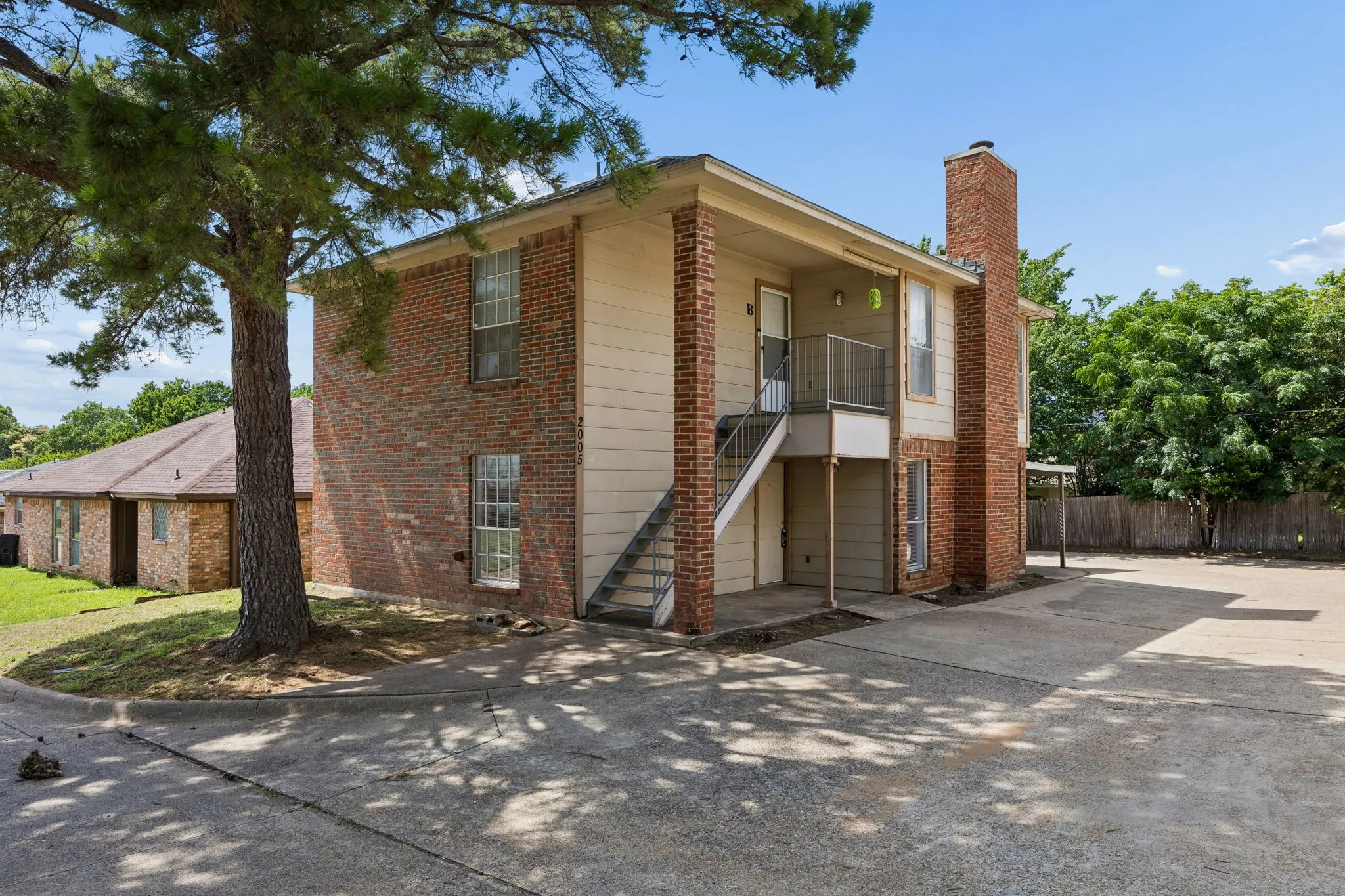 Duplex For Rent in Tarrant County , 2005 Minnie Drive 1B, Arlington, Texas 76012, 2 Bedroom, 2 Bathroom, Garage spaces, 943 Sqft, built in 1985, mls#21383237, Real Estate Agent in Arlington, Homes For Rent in Tarrant county, Homes For Rent in Arlington, Realtor in Arlington Texas, Real Estate Brokerage Independent Realty Texas, Luminita Cordes Realtor