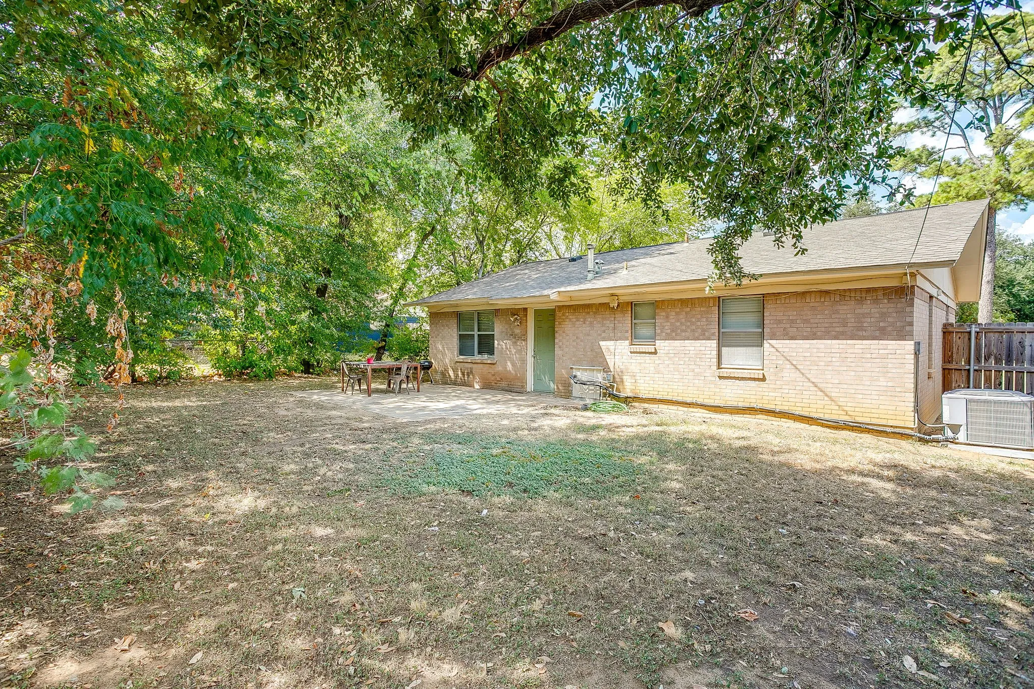 Single Family Residence For Sale in Tarrant County , 1116 Woodbrook Street, Arlington, Texas 76011, 3 Bedroom, 2 Bathroom, 2 Garage spaces, 1,253 Sqft, built in 1962, mls#21382589, Real Estate Agent in Arlington, Homes For Sale in Tarrant county, Homes For Sale in Arlington, Realtor in Arlington Texas, Real Estate Brokerage Independent Realty Texas, Luminita Cordes Realtor