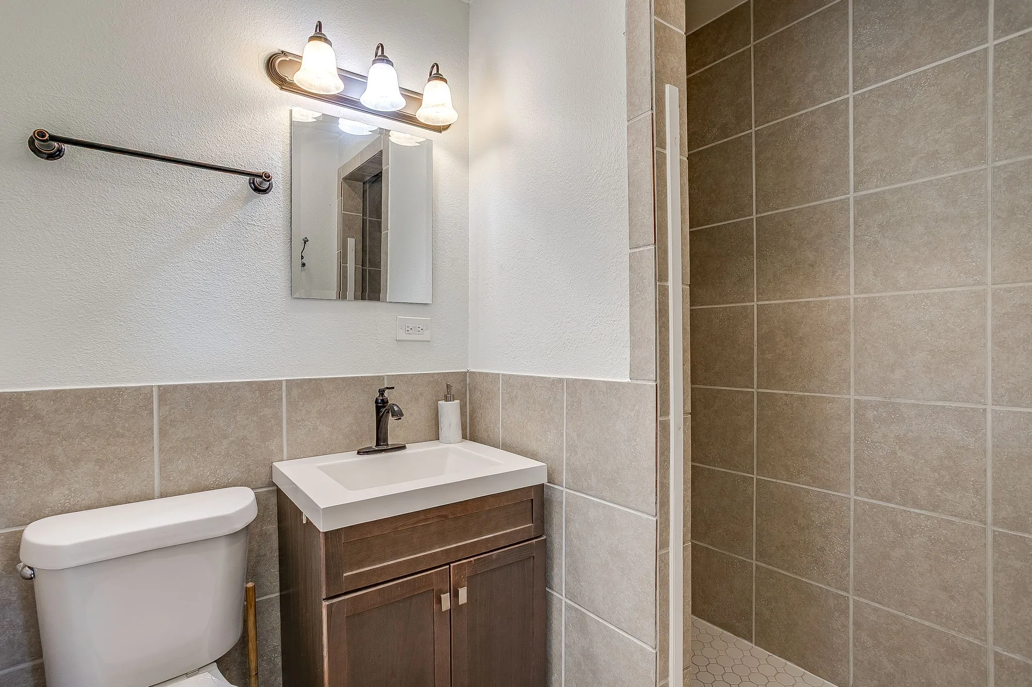 Single Family Residence For Sale in Tarrant County , 1116 Woodbrook Street, Arlington, Texas 76011, 3 Bedroom, 2 Bathroom, 2 Garage spaces, 1,253 Sqft, built in 1962, mls#21382589, Real Estate Agent in Arlington, Homes For Sale in Tarrant county, Homes For Sale in Arlington, Realtor in Arlington Texas, Real Estate Brokerage Independent Realty Texas, Luminita Cordes Realtor