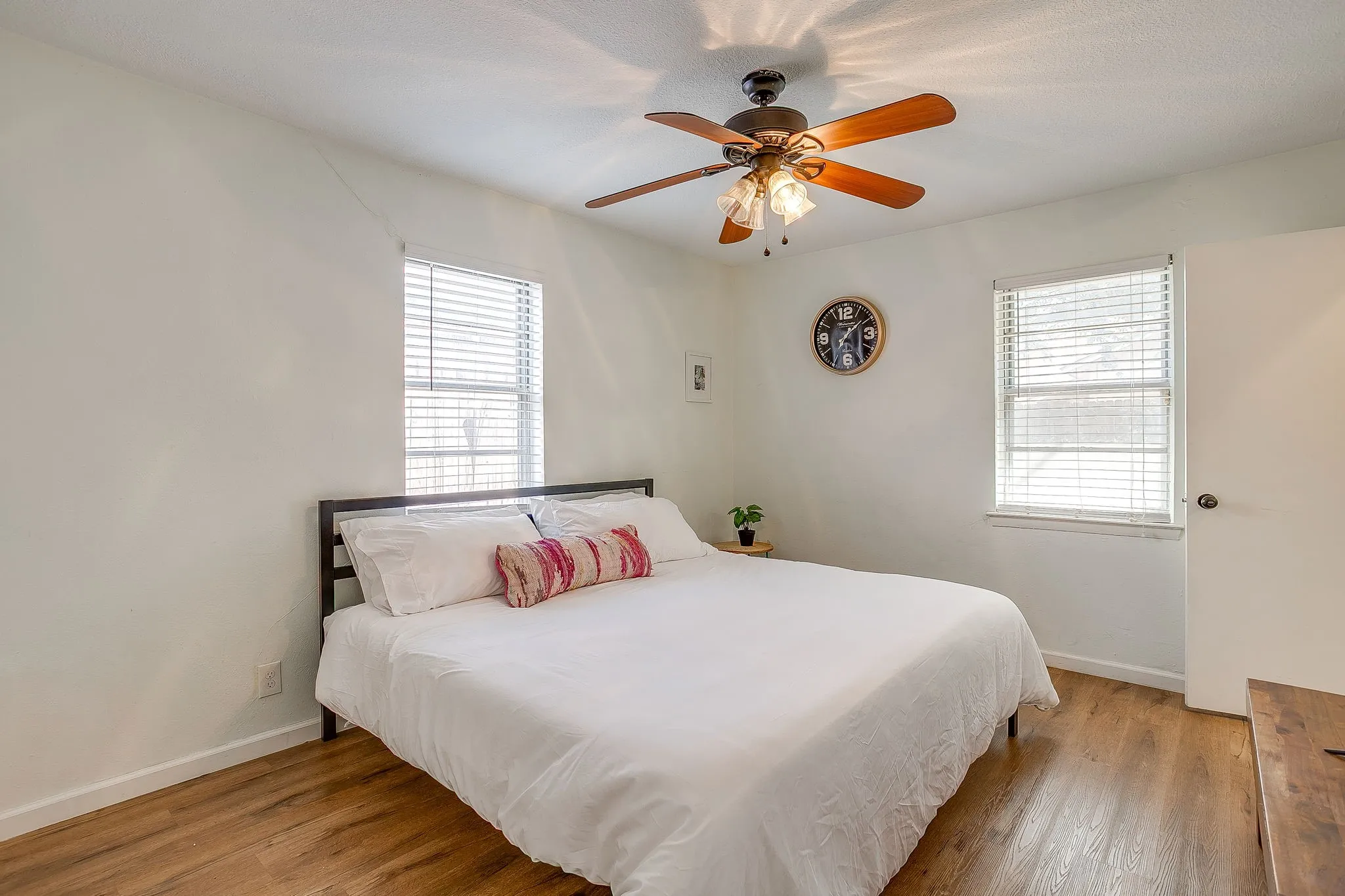 Single Family Residence For Sale in Tarrant County , 1116 Woodbrook Street, Arlington, Texas 76011, 3 Bedroom, 2 Bathroom, 2 Garage spaces, 1,253 Sqft, built in 1962, mls#21382589, Real Estate Agent in Arlington, Homes For Sale in Tarrant county, Homes For Sale in Arlington, Realtor in Arlington Texas, Real Estate Brokerage Independent Realty Texas, Luminita Cordes Realtor