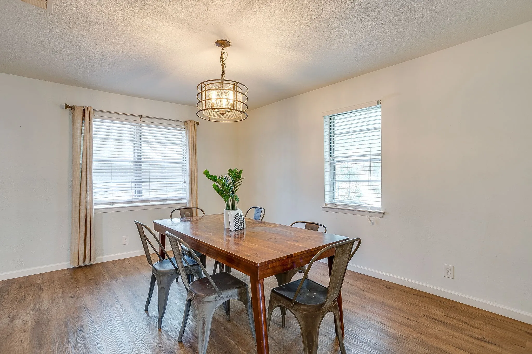 Single Family Residence For Sale in Tarrant County , 1116 Woodbrook Street, Arlington, Texas 76011, 3 Bedroom, 2 Bathroom, 2 Garage spaces, 1,253 Sqft, built in 1962, mls#21382589, Real Estate Agent in Arlington, Homes For Sale in Tarrant county, Homes For Sale in Arlington, Realtor in Arlington Texas, Real Estate Brokerage Independent Realty Texas, Luminita Cordes Realtor
