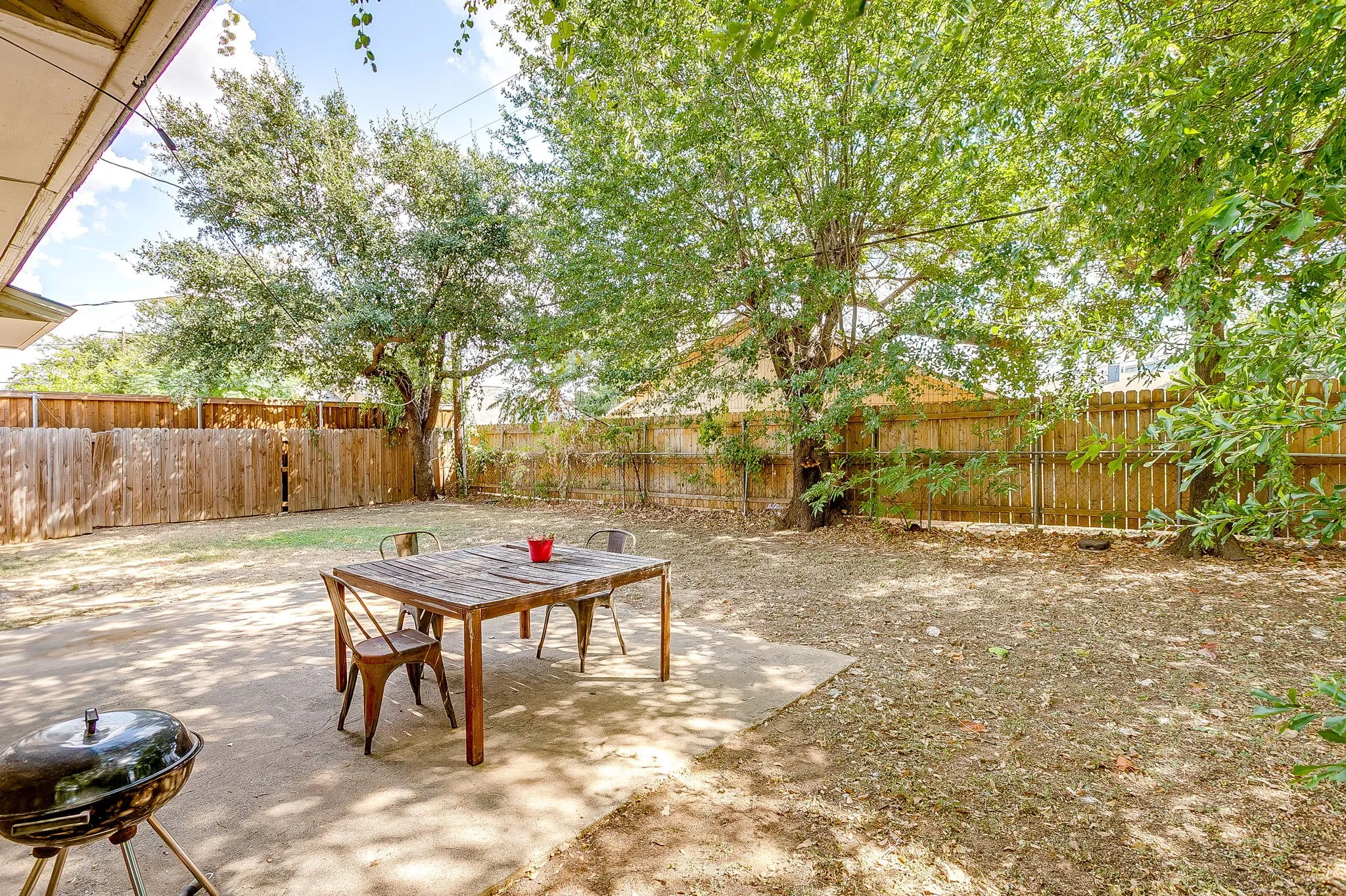 Single Family Residence For Sale in Tarrant County , 1116 Woodbrook Street, Arlington, Texas 76011, 3 Bedroom, 2 Bathroom, 2 Garage spaces, 1,253 Sqft, built in 1962, mls#21382589, Real Estate Agent in Arlington, Homes For Sale in Tarrant county, Homes For Sale in Arlington, Realtor in Arlington Texas, Real Estate Brokerage Independent Realty Texas, Luminita Cordes Realtor