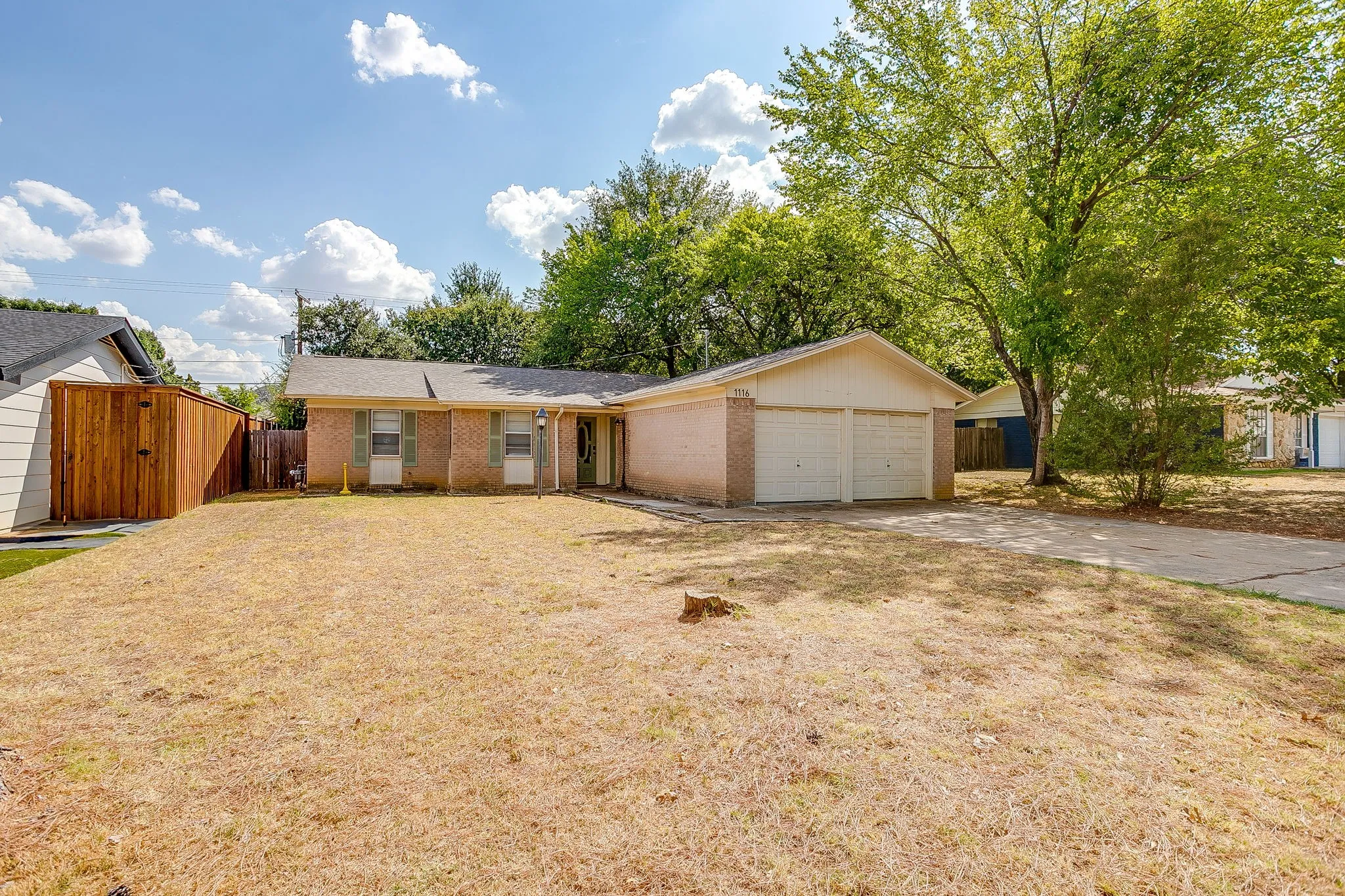 Single Family Residence For Sale in Tarrant County , 1116 Woodbrook Street, Arlington, Texas 76011, 3 Bedroom, 2 Bathroom, 2 Garage spaces, 1,253 Sqft, built in 1962, mls#21382589, Real Estate Agent in Arlington, Homes For Sale in Tarrant county, Homes For Sale in Arlington, Realtor in Arlington Texas, Real Estate Brokerage Independent Realty Texas, Luminita Cordes Realtor