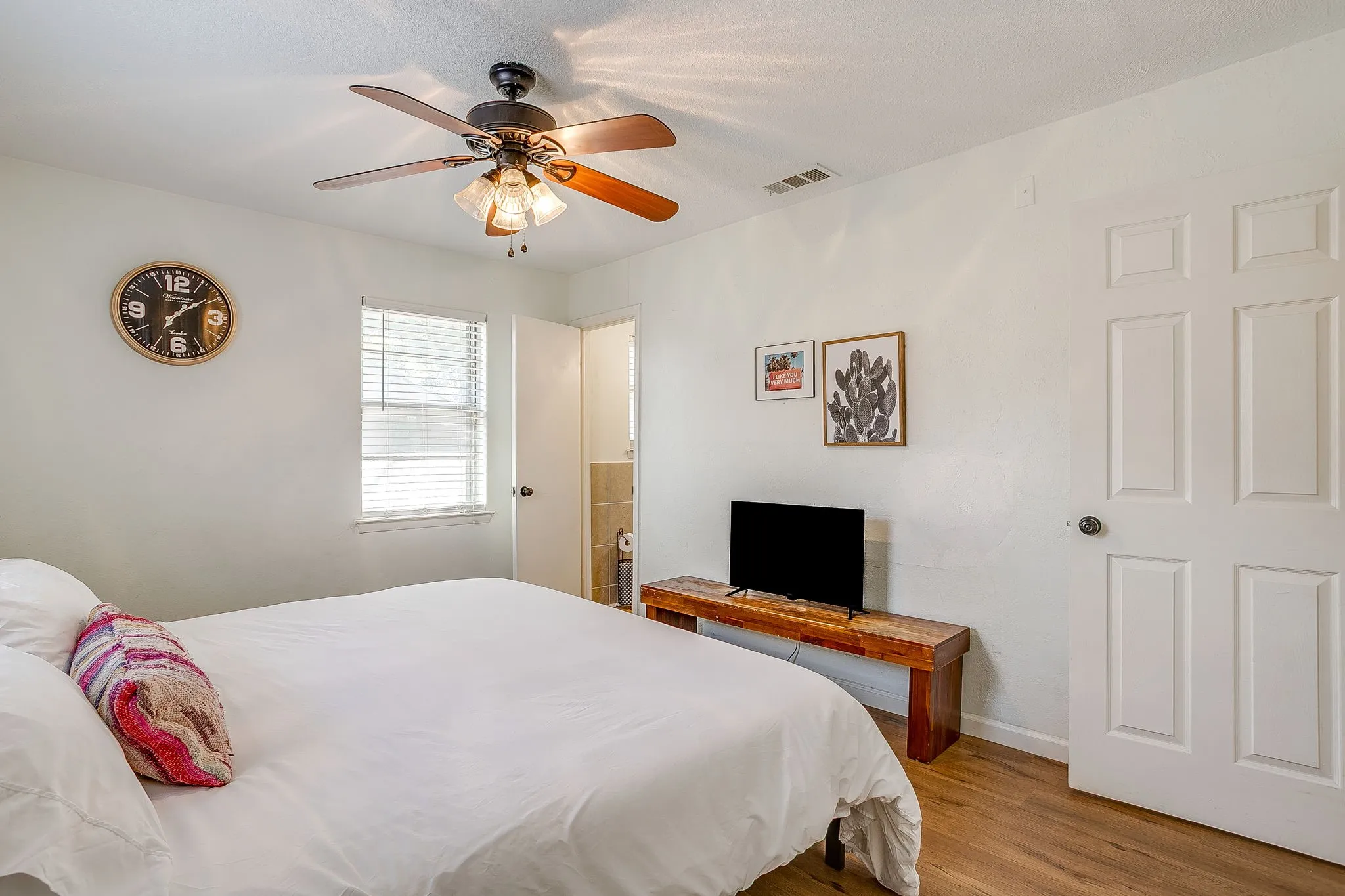 Single Family Residence For Sale in Tarrant County , 1116 Woodbrook Street, Arlington, Texas 76011, 3 Bedroom, 2 Bathroom, 2 Garage spaces, 1,253 Sqft, built in 1962, mls#21382589, Real Estate Agent in Arlington, Homes For Sale in Tarrant county, Homes For Sale in Arlington, Realtor in Arlington Texas, Real Estate Brokerage Independent Realty Texas, Luminita Cordes Realtor