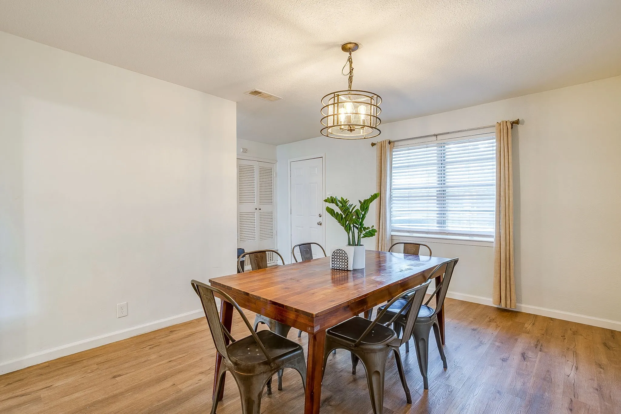 Single Family Residence For Sale in Tarrant County , 1116 Woodbrook Street, Arlington, Texas 76011, 3 Bedroom, 2 Bathroom, 2 Garage spaces, 1,253 Sqft, built in 1962, mls#21382589, Real Estate Agent in Arlington, Homes For Sale in Tarrant county, Homes For Sale in Arlington, Realtor in Arlington Texas, Real Estate Brokerage Independent Realty Texas, Luminita Cordes Realtor
