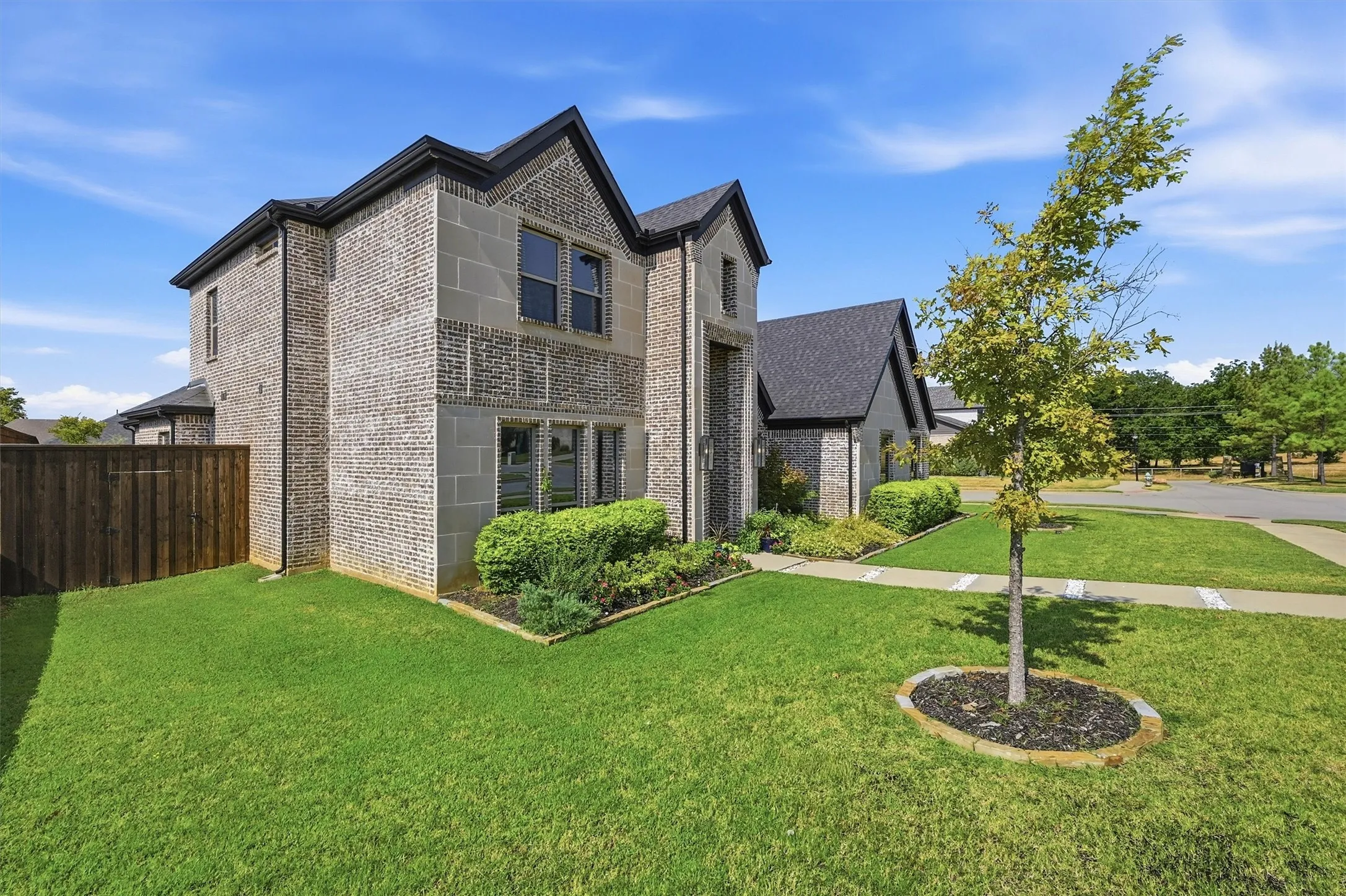 Single Family Residence For Sale in Grayson County , 3701 Bridlewood Trail, Denison, Texas 75020, 5 Bedroom, 4 Bathroom, 2 Garage spaces, 3,340 Sqft, built in 2021, mls#21382886, Real Estate Agent in Denison, Homes For Sale in Grayson county, Homes For Sale in Denison, Realtor in Denison Texas, Real Estate Brokerage Independent Realty Texas, Luminita Cordes Realtor