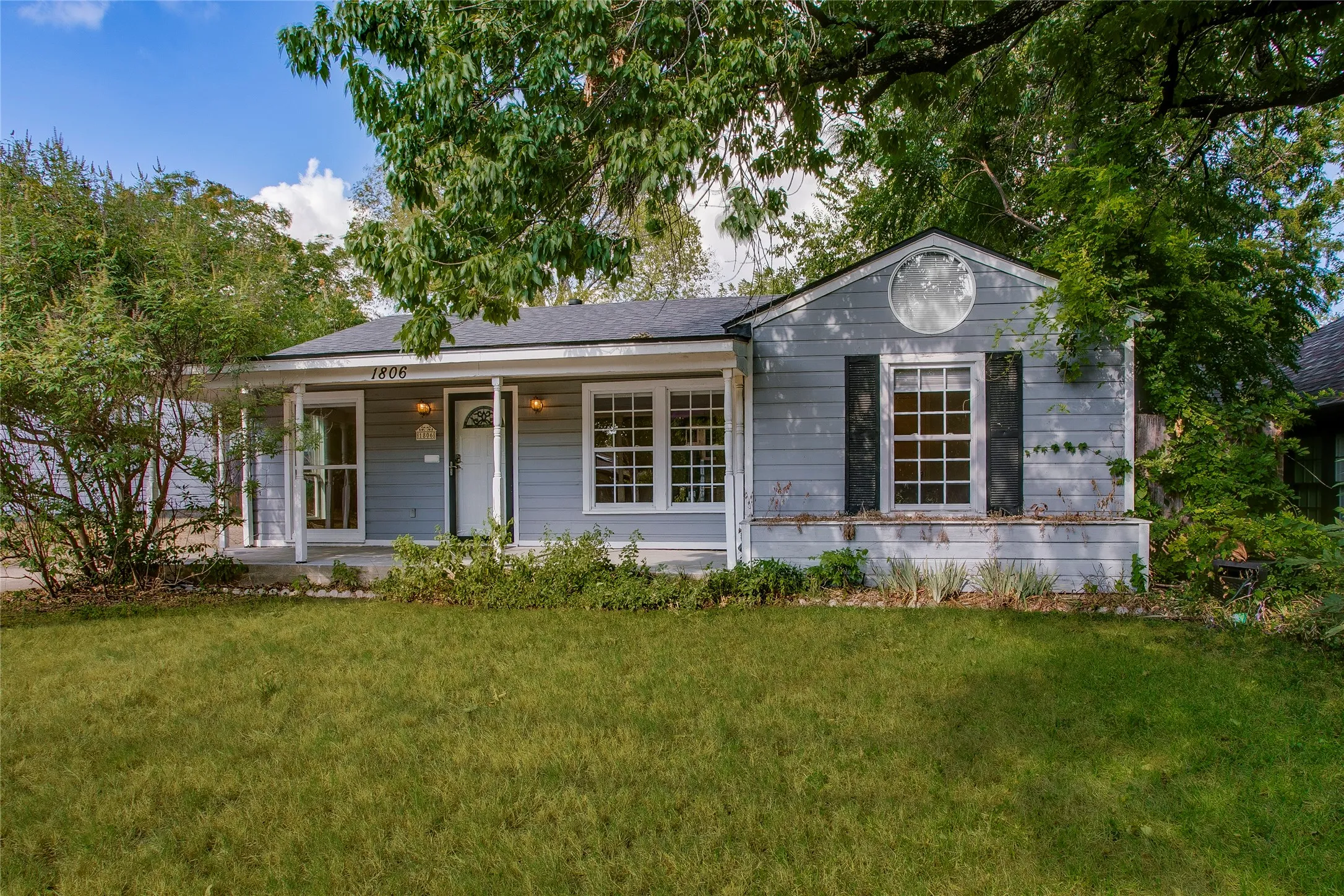 Single Family Residence For Sale in Dallas County , 1806 Lakeland Drive, Dallas, Texas 75218, 2 Bedroom, 1 Bathroom, Garage spaces, 1,279 Sqft, built in 1950, mls#21374786, Real Estate Agent in Dallas, Homes For Sale in Dallas county, Homes For Sale in Dallas, Realtor in Dallas Texas, Real Estate Brokerage Independent Realty Texas, Luminita Cordes Realtor