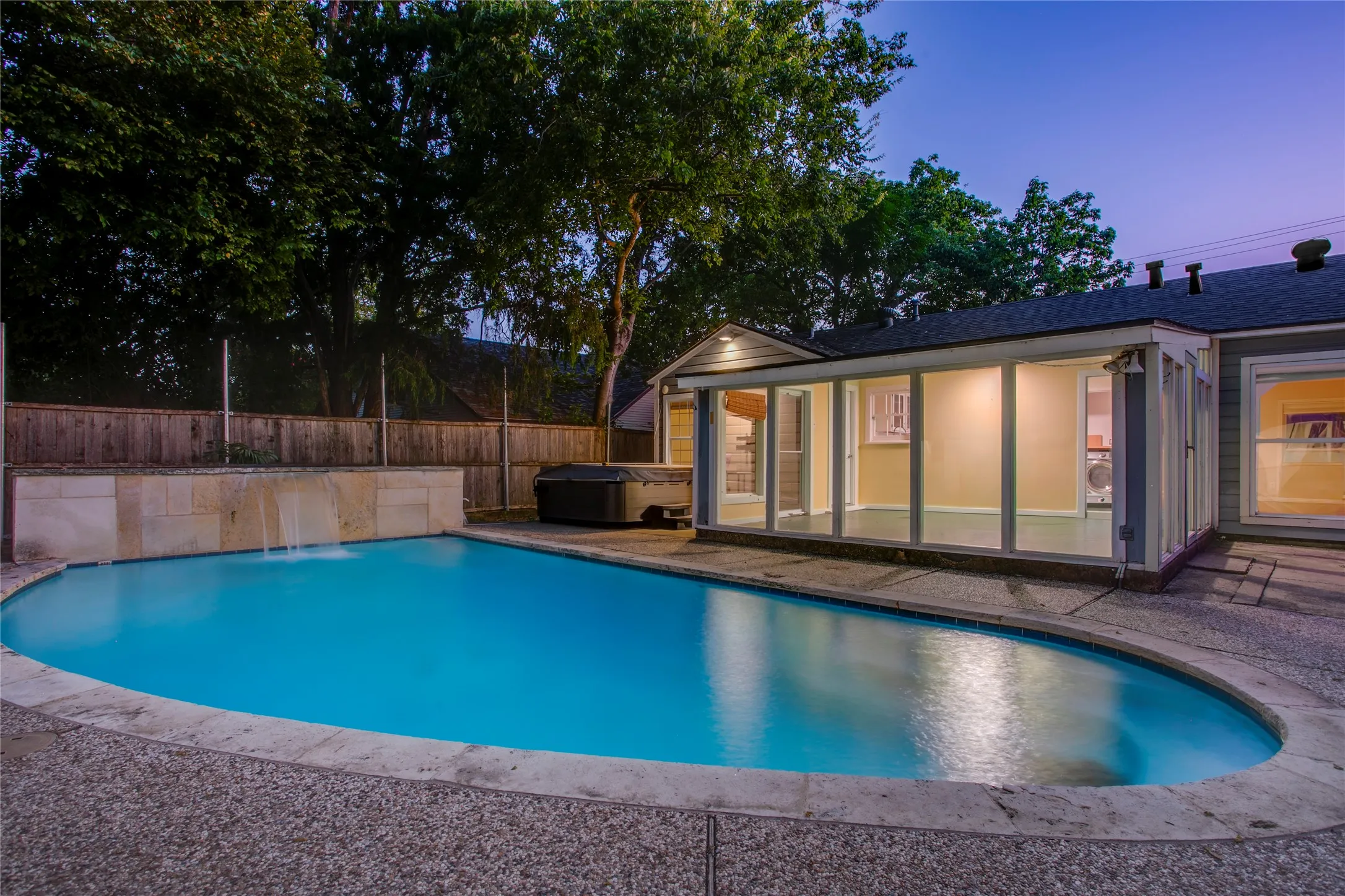 Single Family Residence For Sale in Dallas County , 1806 Lakeland Drive, Dallas, Texas 75218, 2 Bedroom, 1 Bathroom, Garage spaces, 1,279 Sqft, built in 1950, mls#21374786, Real Estate Agent in Dallas, Homes For Sale in Dallas county, Homes For Sale in Dallas, Realtor in Dallas Texas, Real Estate Brokerage Independent Realty Texas, Luminita Cordes Realtor