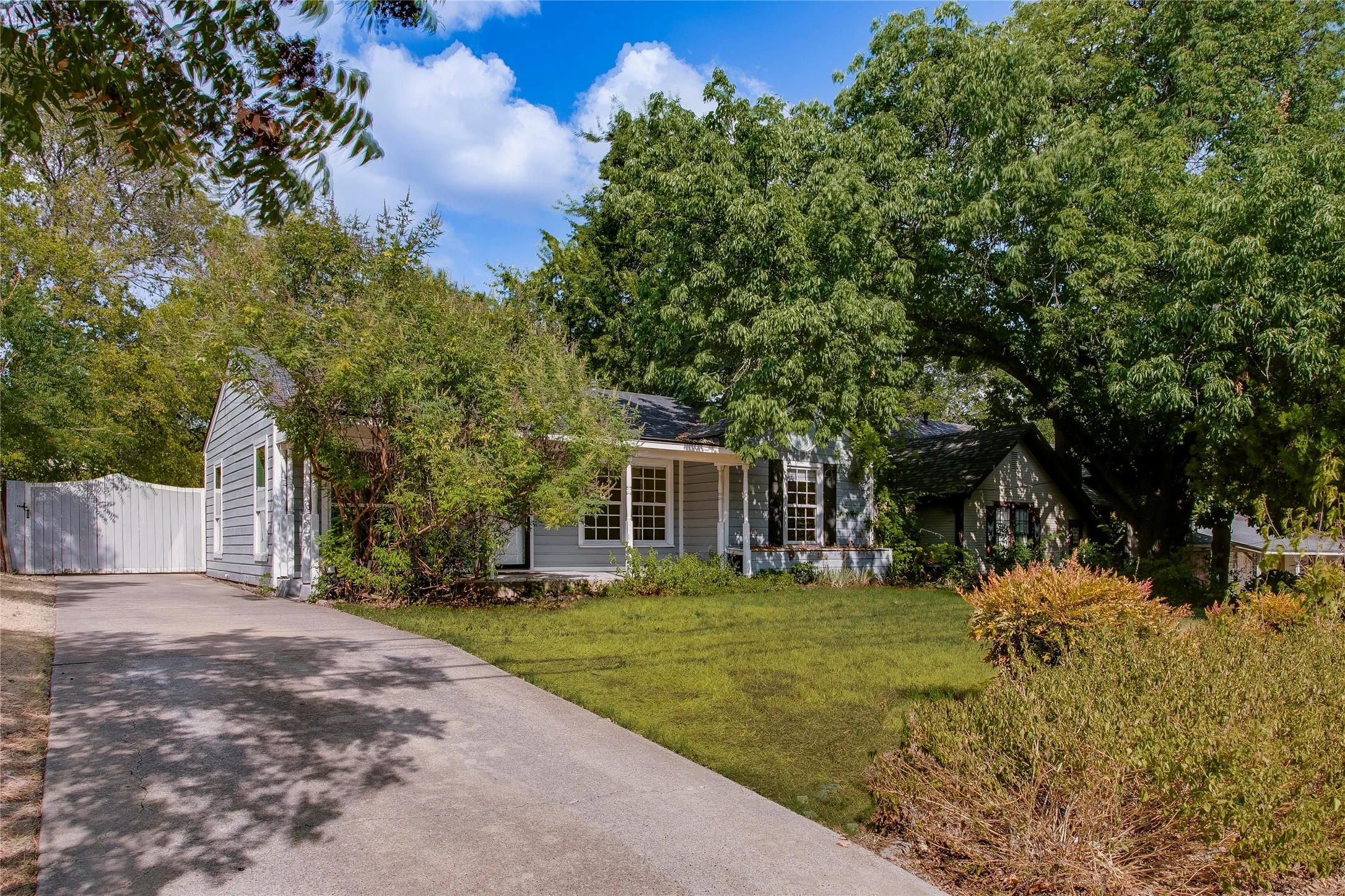 Single Family Residence For Sale in Dallas County , 1806 Lakeland Drive, Dallas, Texas 75218, 2 Bedroom, 1 Bathroom, Garage spaces, 1,279 Sqft, built in 1950, mls#21374786, Real Estate Agent in Dallas, Homes For Sale in Dallas county, Homes For Sale in Dallas, Realtor in Dallas Texas, Real Estate Brokerage Independent Realty Texas, Luminita Cordes Realtor