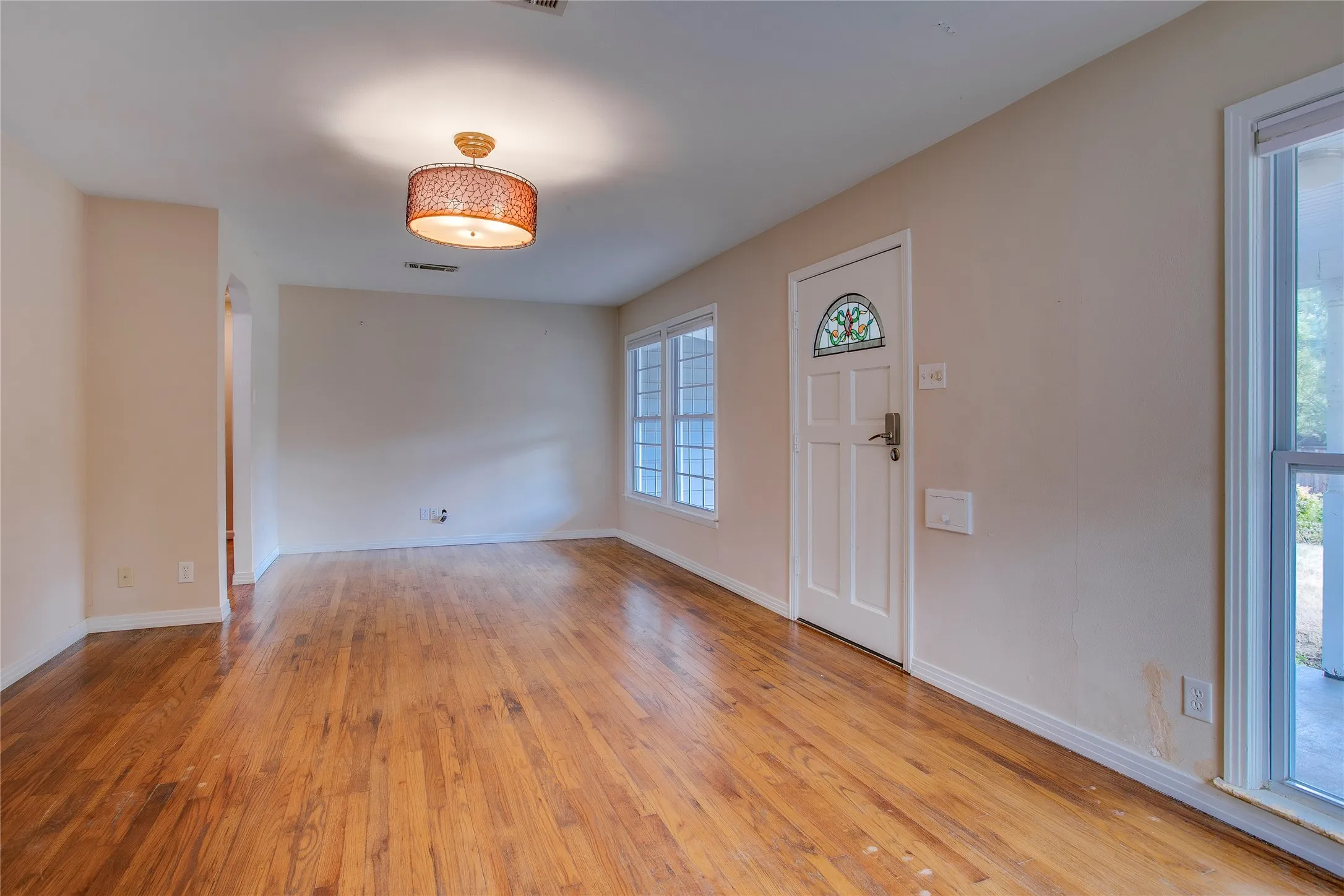 Single Family Residence For Sale in Dallas County , 1806 Lakeland Drive, Dallas, Texas 75218, 2 Bedroom, 1 Bathroom, Garage spaces, 1,279 Sqft, built in 1950, mls#21374786, Real Estate Agent in Dallas, Homes For Sale in Dallas county, Homes For Sale in Dallas, Realtor in Dallas Texas, Real Estate Brokerage Independent Realty Texas, Luminita Cordes Realtor