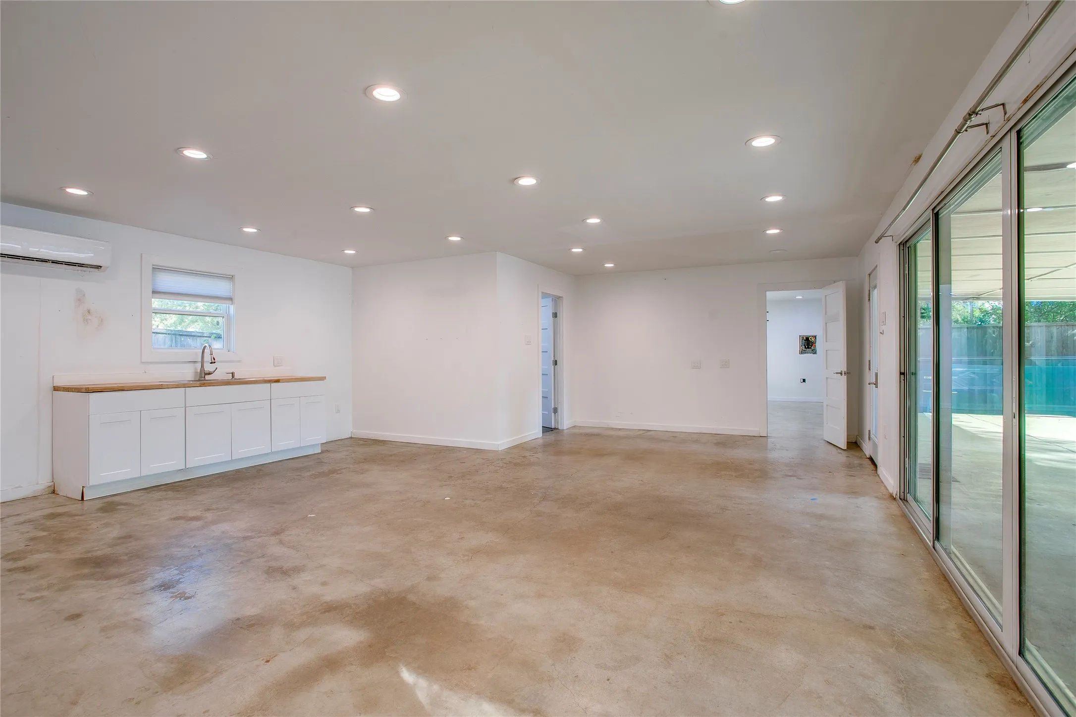 Single Family Residence For Sale in Dallas County , 1806 Lakeland Drive, Dallas, Texas 75218, 2 Bedroom, 1 Bathroom, Garage spaces, 1,279 Sqft, built in 1950, mls#21374786, Real Estate Agent in Dallas, Homes For Sale in Dallas county, Homes For Sale in Dallas, Realtor in Dallas Texas, Real Estate Brokerage Independent Realty Texas, Luminita Cordes Realtor