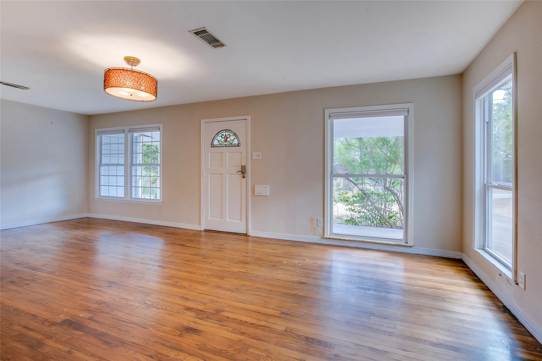 Single Family Residence For Sale in Dallas County , 1806 Lakeland Drive, Dallas, Texas 75218, 2 Bedroom, 1 Bathroom, Garage spaces, 1,279 Sqft, built in 1950, mls#21374786, Real Estate Agent in Dallas, Homes For Sale in Dallas county, Homes For Sale in Dallas, Realtor in Dallas Texas, Real Estate Brokerage Independent Realty Texas, Luminita Cordes Realtor