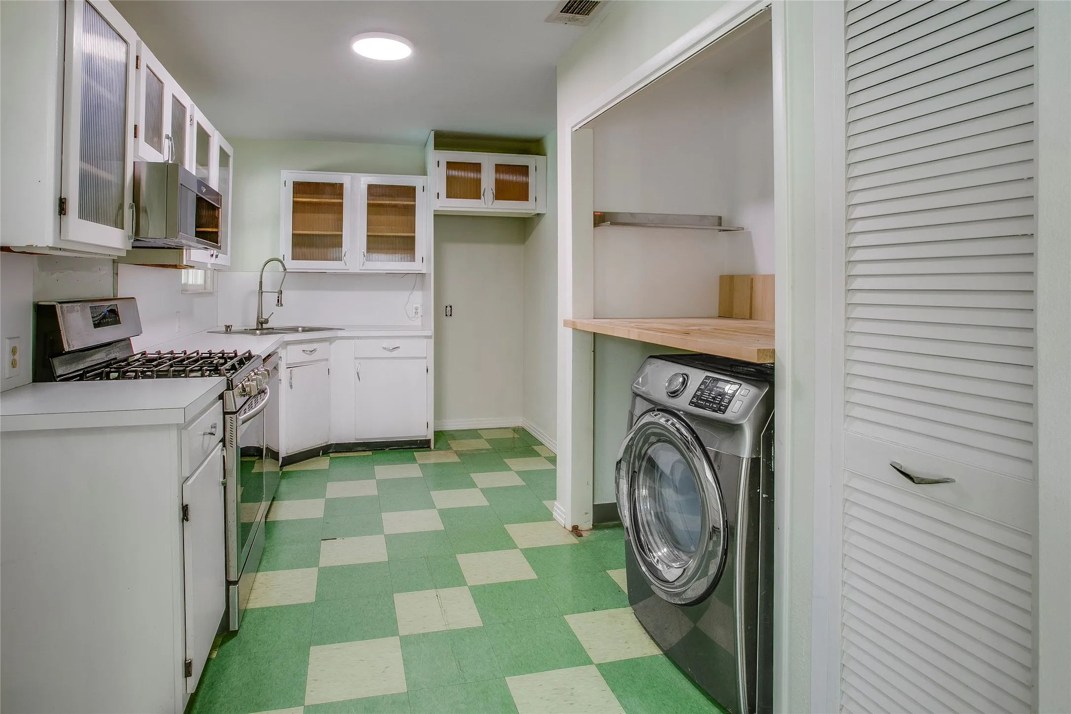 Single Family Residence For Sale in Dallas County , 1806 Lakeland Drive, Dallas, Texas 75218, 2 Bedroom, 1 Bathroom, Garage spaces, 1,279 Sqft, built in 1950, mls#21374786, Real Estate Agent in Dallas, Homes For Sale in Dallas county, Homes For Sale in Dallas, Realtor in Dallas Texas, Real Estate Brokerage Independent Realty Texas, Luminita Cordes Realtor