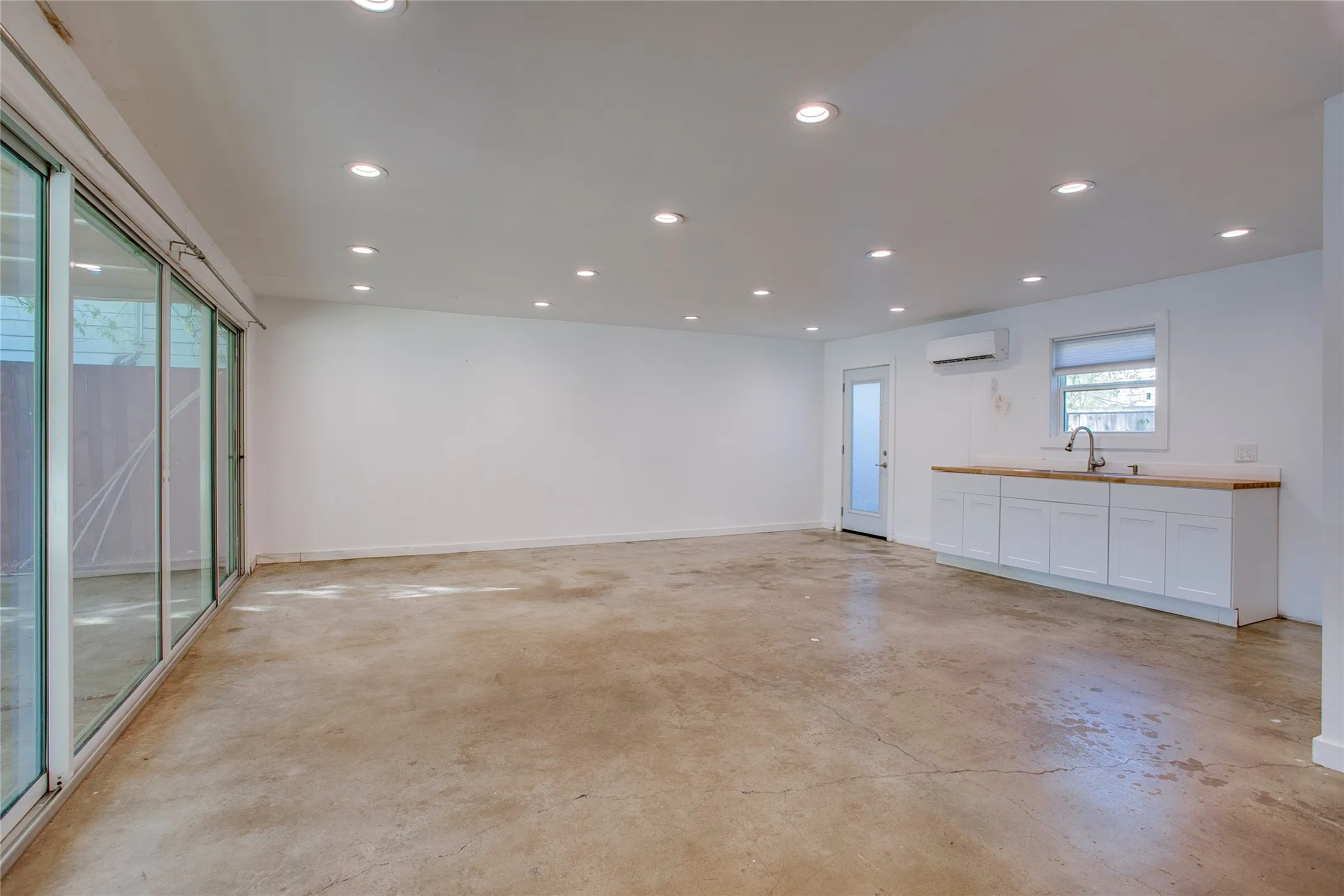 Single Family Residence For Sale in Dallas County , 1806 Lakeland Drive, Dallas, Texas 75218, 2 Bedroom, 1 Bathroom, Garage spaces, 1,279 Sqft, built in 1950, mls#21374786, Real Estate Agent in Dallas, Homes For Sale in Dallas county, Homes For Sale in Dallas, Realtor in Dallas Texas, Real Estate Brokerage Independent Realty Texas, Luminita Cordes Realtor