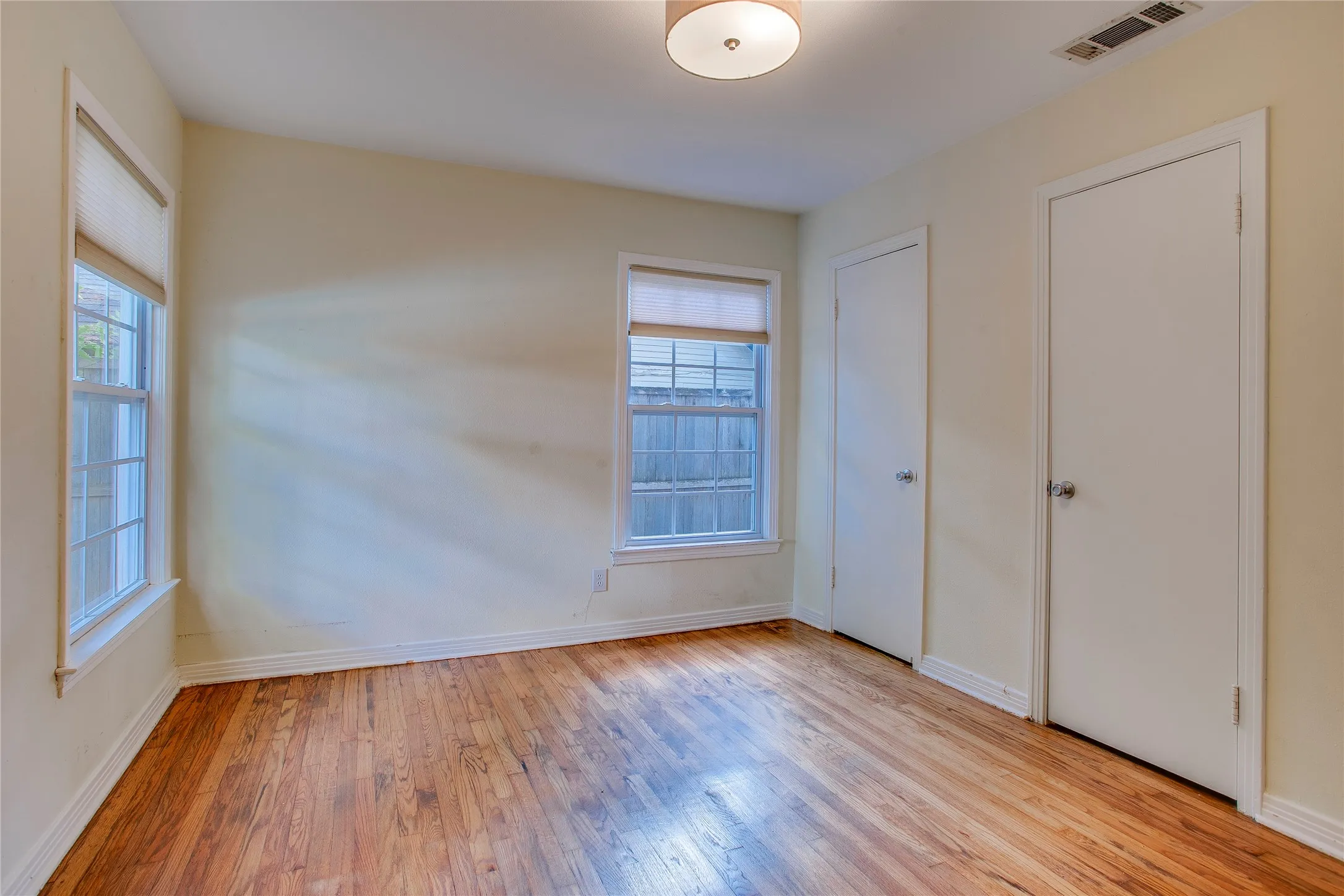 Single Family Residence For Sale in Dallas County , 1806 Lakeland Drive, Dallas, Texas 75218, 2 Bedroom, 1 Bathroom, Garage spaces, 1,279 Sqft, built in 1950, mls#21374786, Real Estate Agent in Dallas, Homes For Sale in Dallas county, Homes For Sale in Dallas, Realtor in Dallas Texas, Real Estate Brokerage Independent Realty Texas, Luminita Cordes Realtor